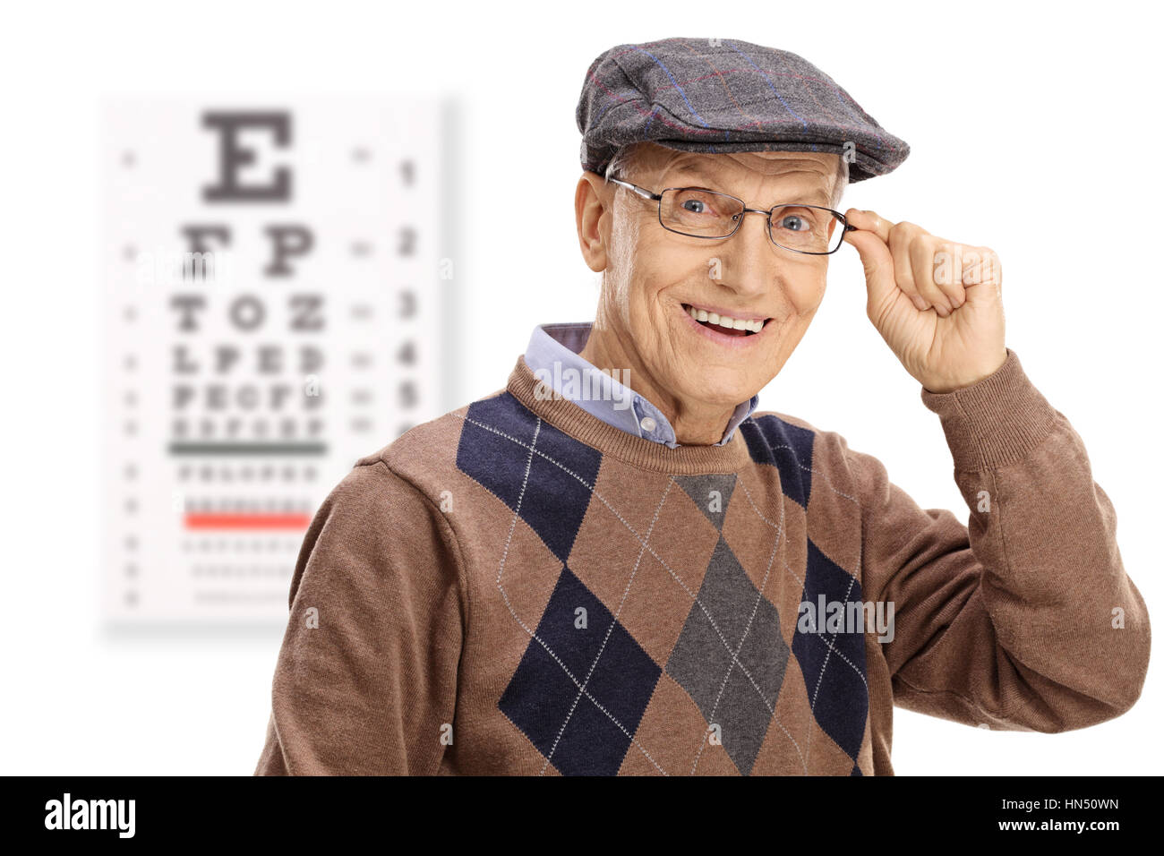Vieil homme souriant devant un tableau isolé sur fond blanc Banque D'Images