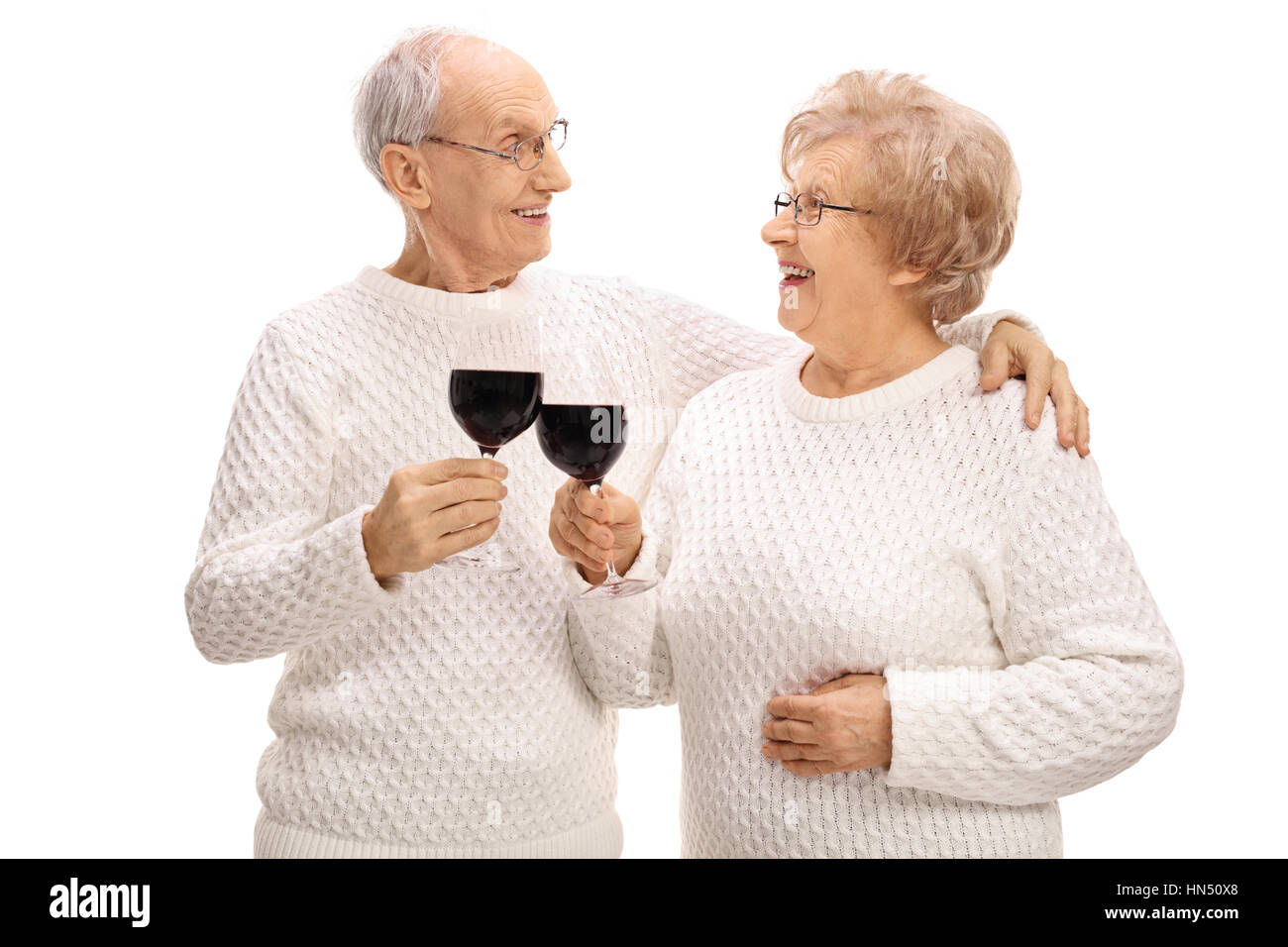 D'âge mûr faire un toast avec du vin isolé sur fond blanc Banque D'Images