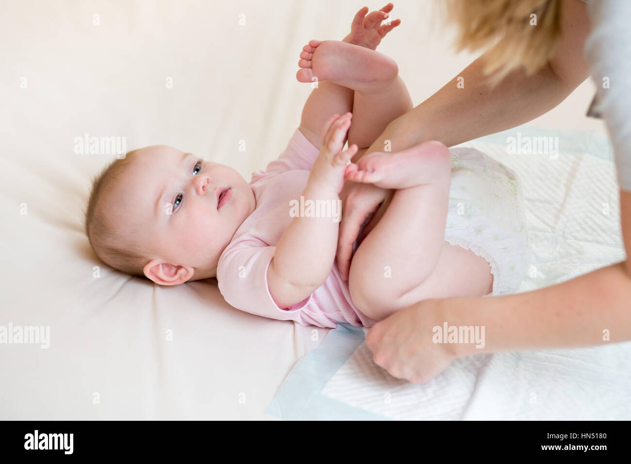 Les Changements De La Couche Mere Fille De Bebe Photo Stock Alamy