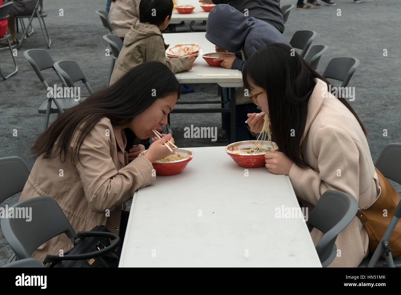 Les Japonais, les familles, les touristes asiatiques traditionnels de manger des aliments de rue au parc des expositions. Hiroshima, Japon, Asie Banque D'Images