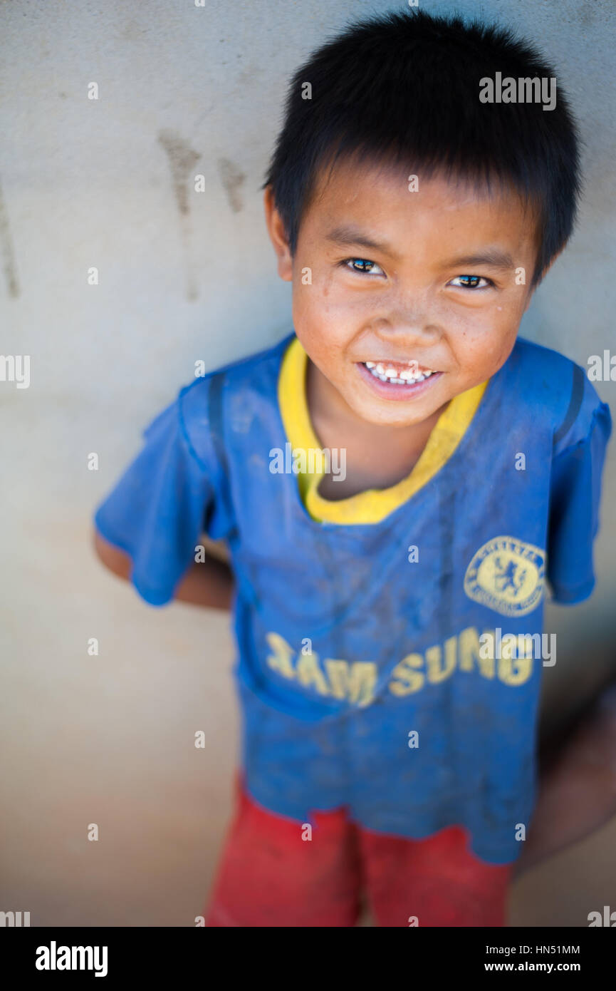 Toujours souriante et ludique les enfants du Laos. Banque D'Images