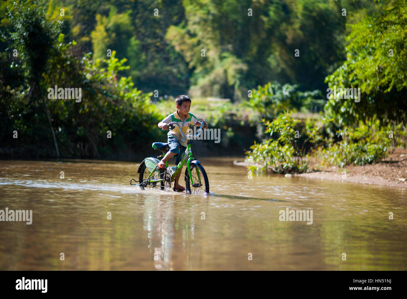 Toujours souriante et ludique les enfants du Laos. Banque D'Images