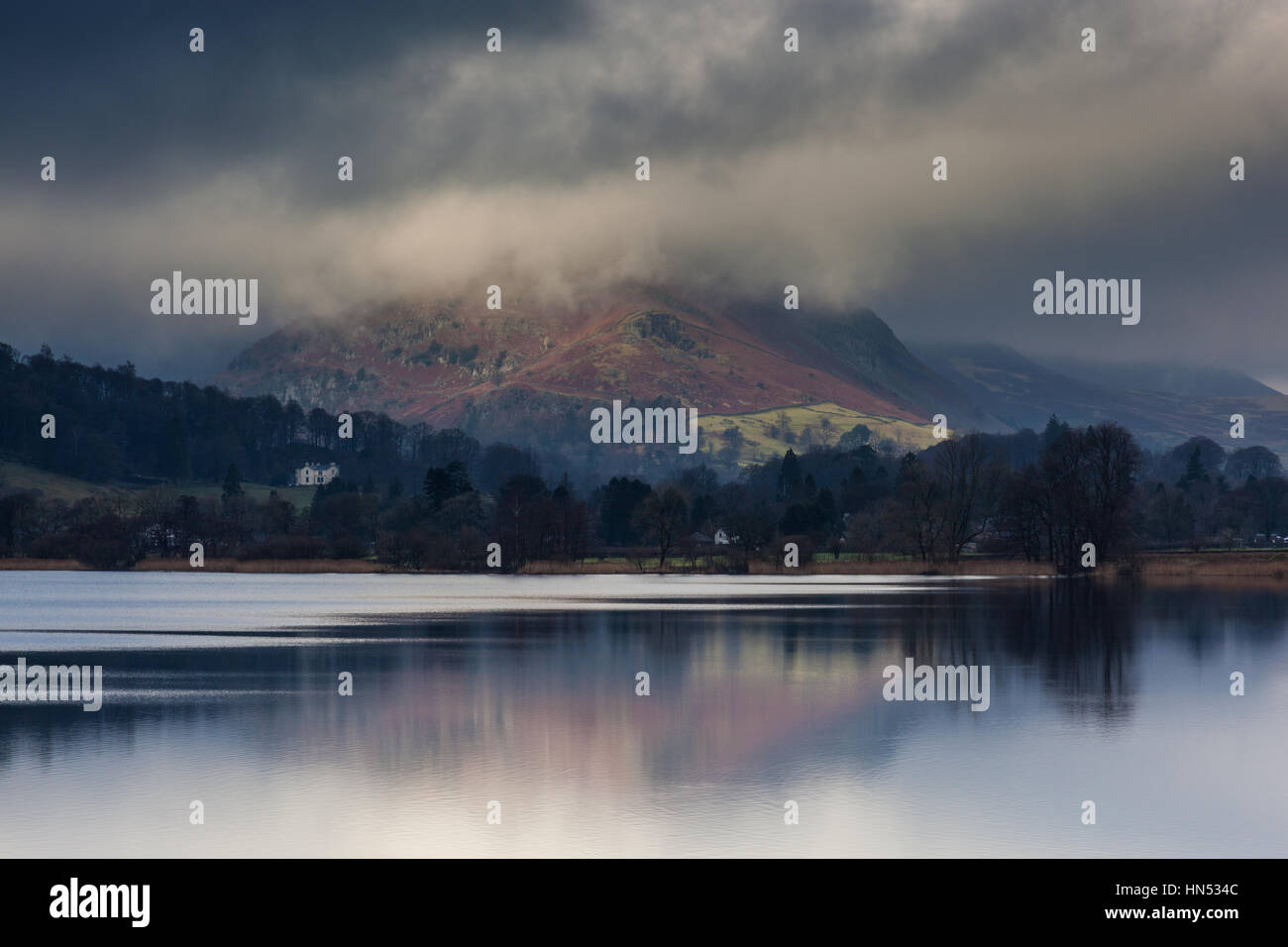 Helm Crag semblent dans l'ensemble, près de l'eau Grasmere Grasmere, Lake District, Cumbria Banque D'Images