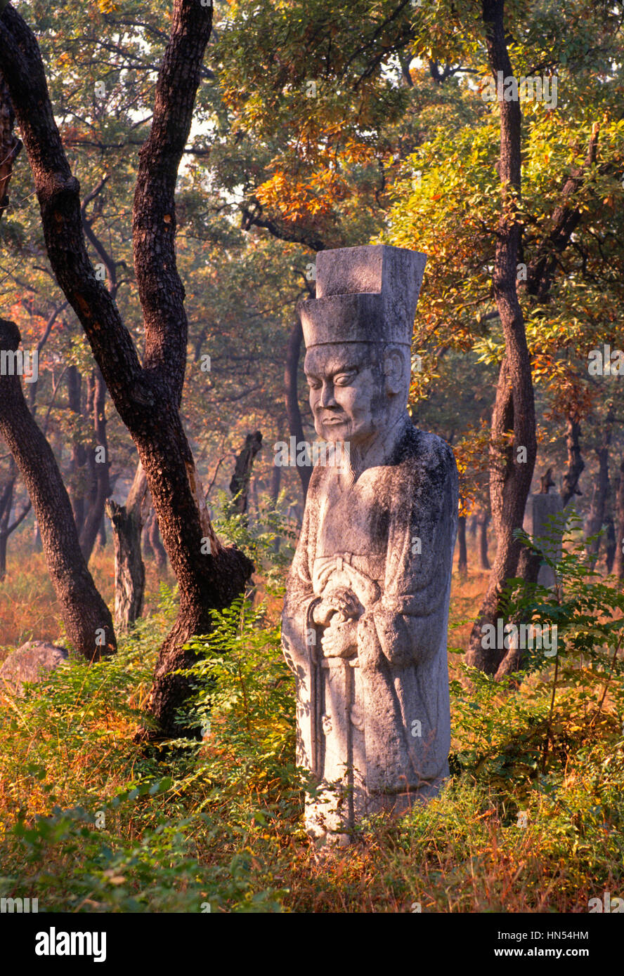 Statue de officiel confucéenne dans la Kong Woods, cimetière de Confucius, Qufu dans le Shandong, Chine,. Banque D'Images