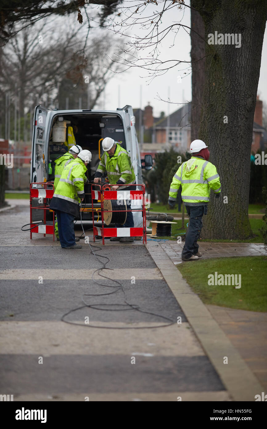 BT Openreach British Telecommunications Engineers équipe de travailleurs laïcs par câble à large bande en fibre optique d'apporter l'internet à une nouvelle rue à Didsbury, S Banque D'Images
