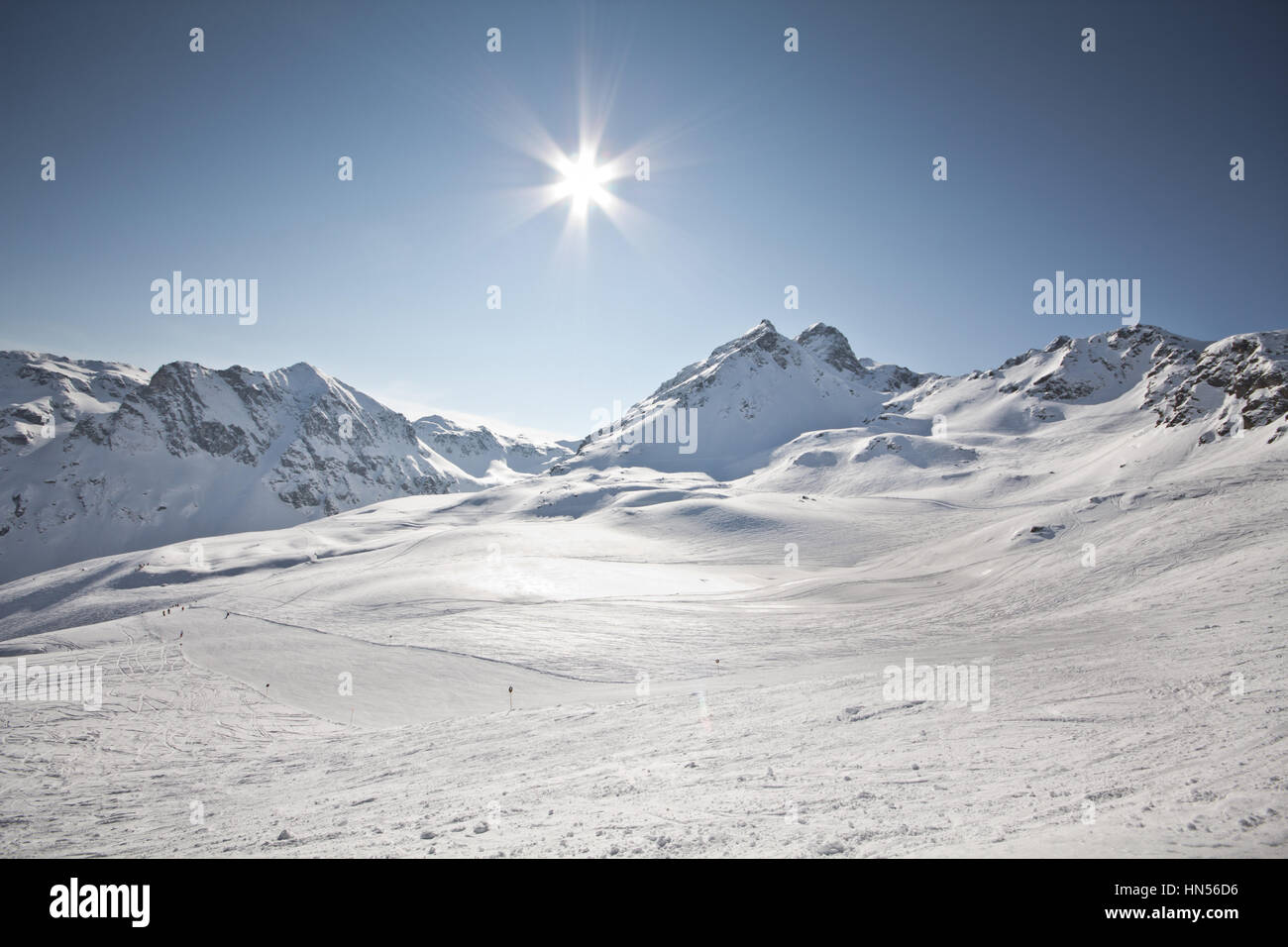 Montafon - temps merveilleux pour action sports d'hiver en Autriche. Superbe vue sur certaines chaînes de montagnes et les pics dans un magnifique paysage de neige. Snowboard Banque D'Images