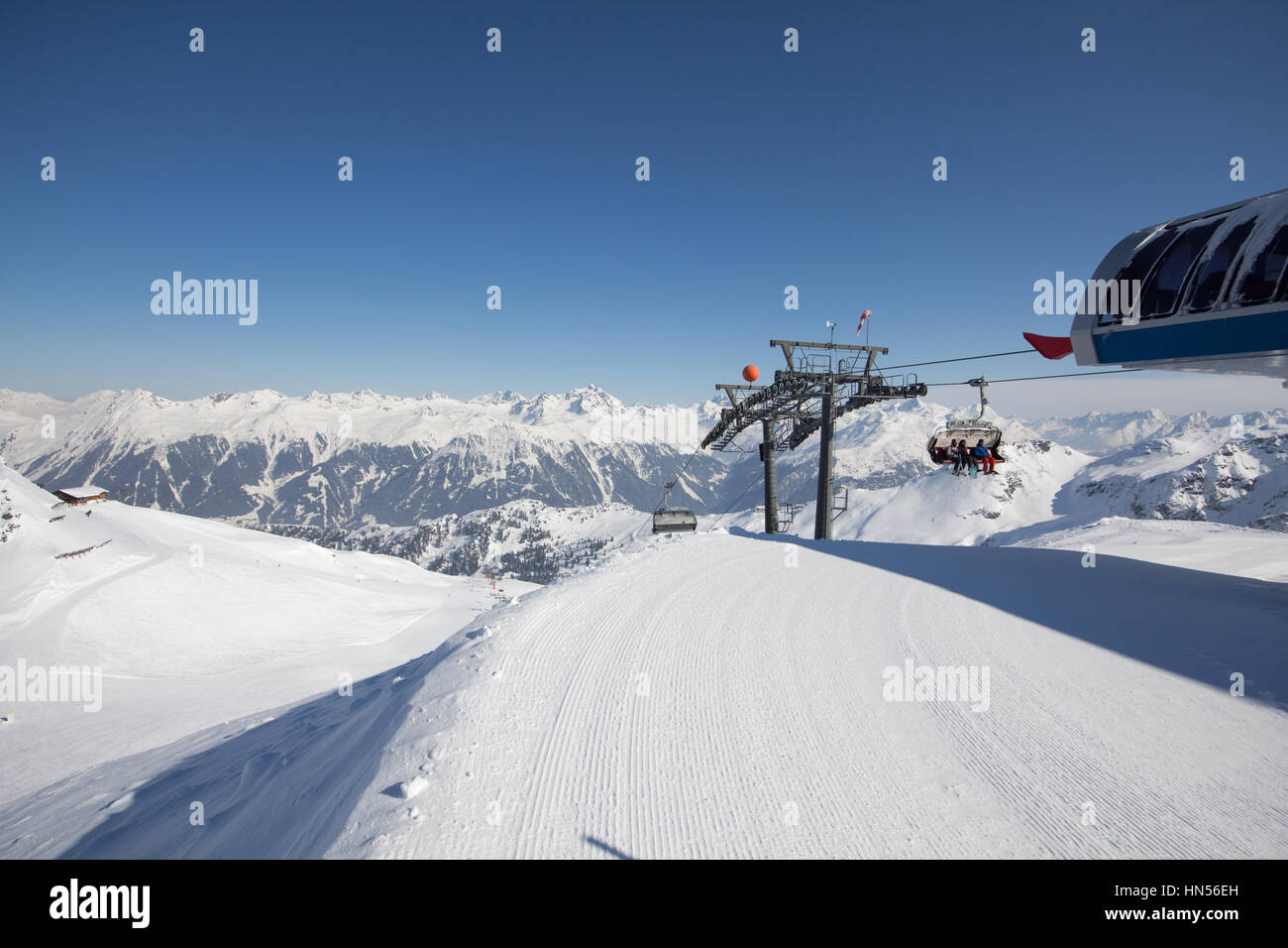 Montafon - temps merveilleux pour action sports d'hiver en Autriche. Superbe vue sur certaines chaînes de montagnes et les pics dans un magnifique paysage de neige. Snowboard Banque D'Images