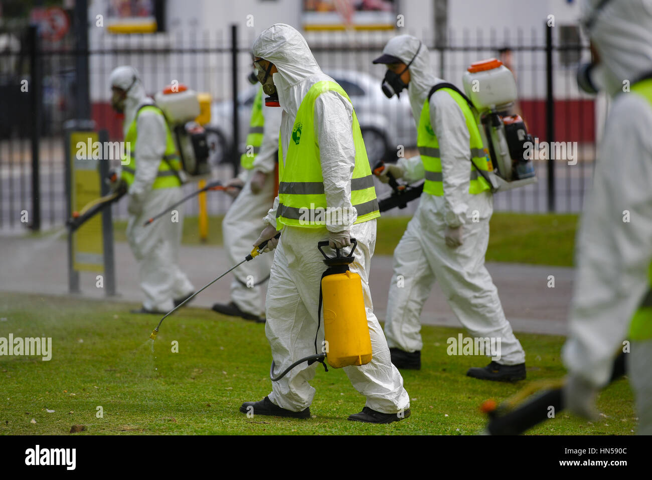 Buenos Aires, Argentine - 3 mars 2016 : Les employés du ministère de l'environnement et de l'espace public pour la fumigation des moustiques Aedes aegypti. Banque D'Images