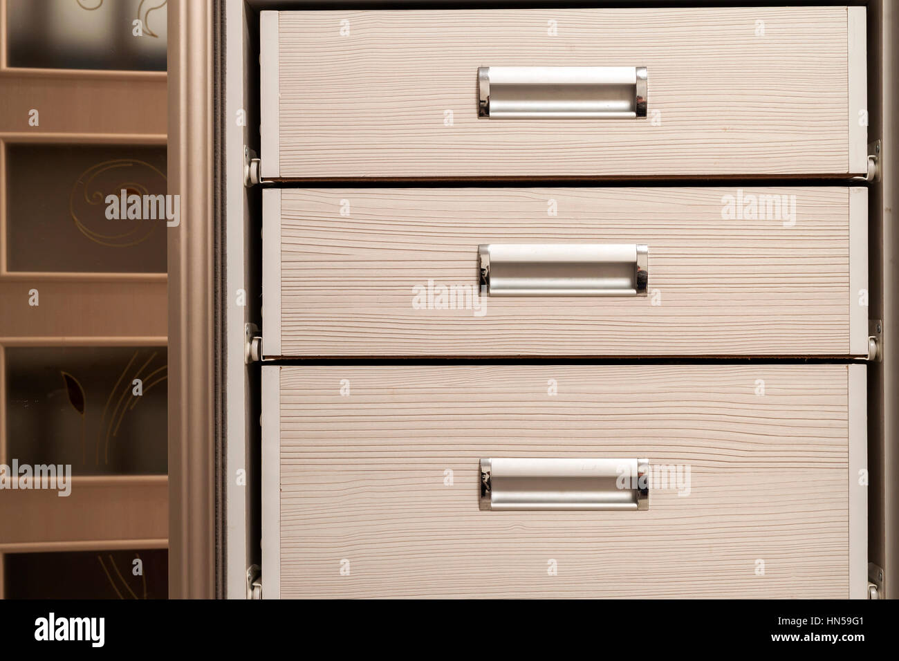 Détail de l'armoire en bois avec tiroirs poitrine avant, poignées en métal, style vintage Banque D'Images