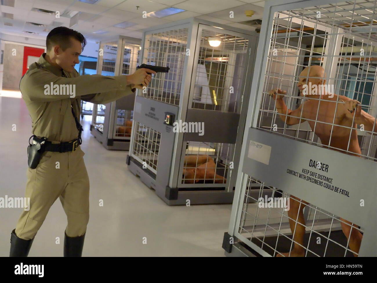 WAYWARD PINES Bord aveuglantes Entertainment TV série avec Tom Stevens à gauche Banque D'Images