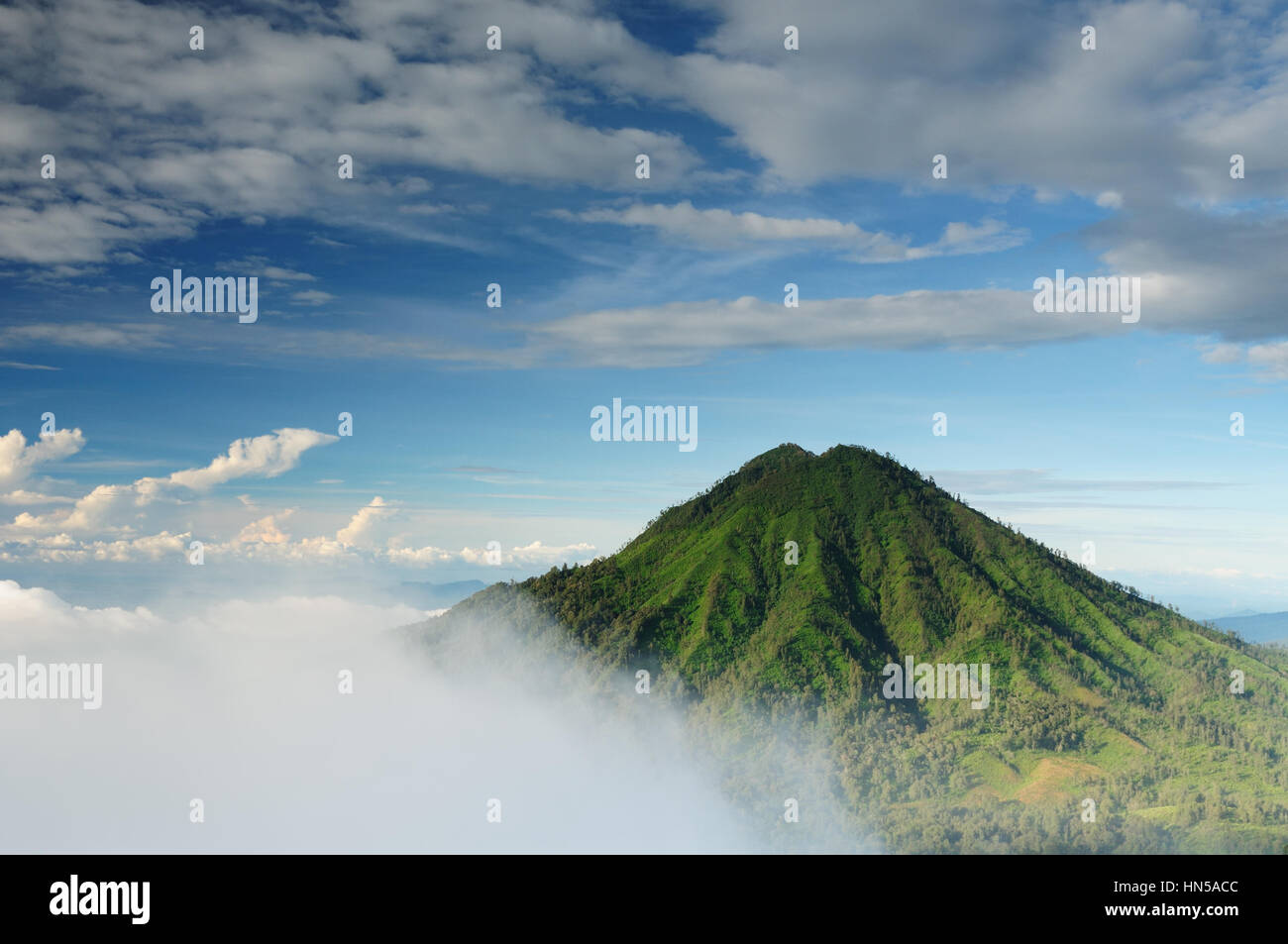 Paysage indonésien typique. Volcan Gunung Raung Kawah Ijen, vue depuis. Jawa est, Indoneisa Banque D'Images