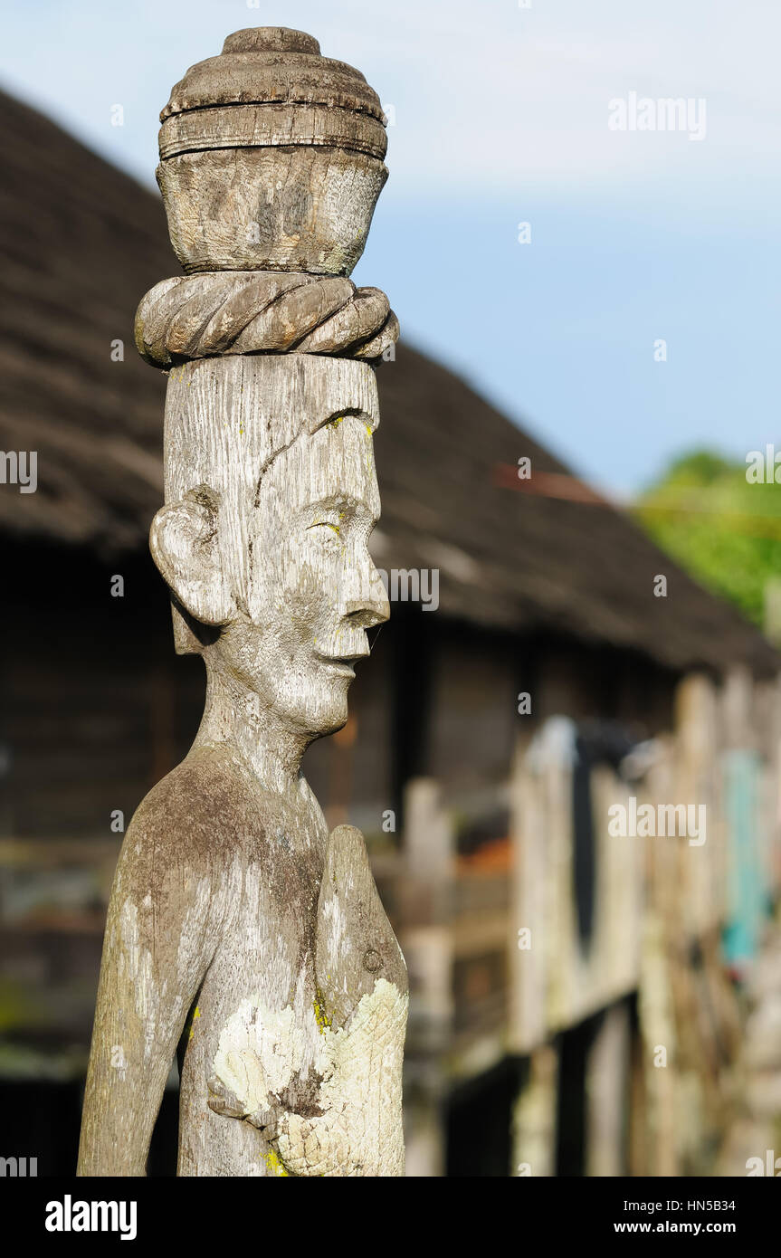 La culture traditionnelle des tribus Dayak. Dayak en bois (détail) totem house - Longue maison à Bornéo. À l'Est de Kalimantan, Indonésie, Banque D'Images