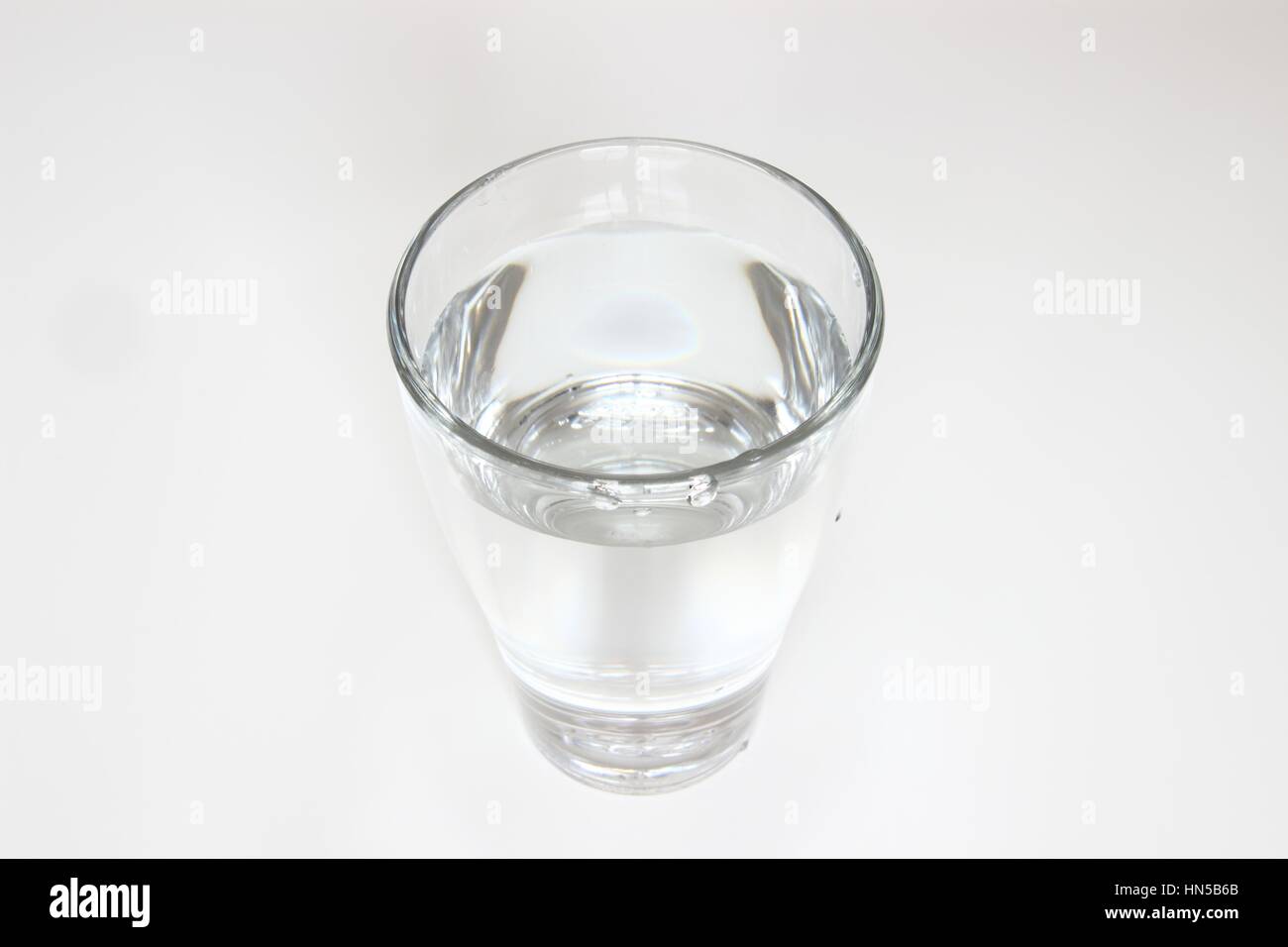 Verre d'eau sur fond blanc Banque D'Images