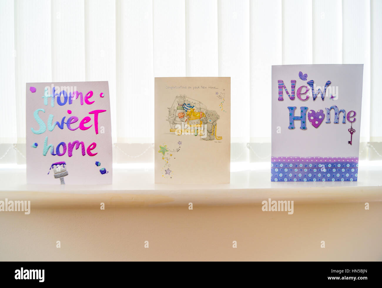 De nouvelles cartes de vœux Accueil organise sur un rebord de fenêtre. Banque D'Images