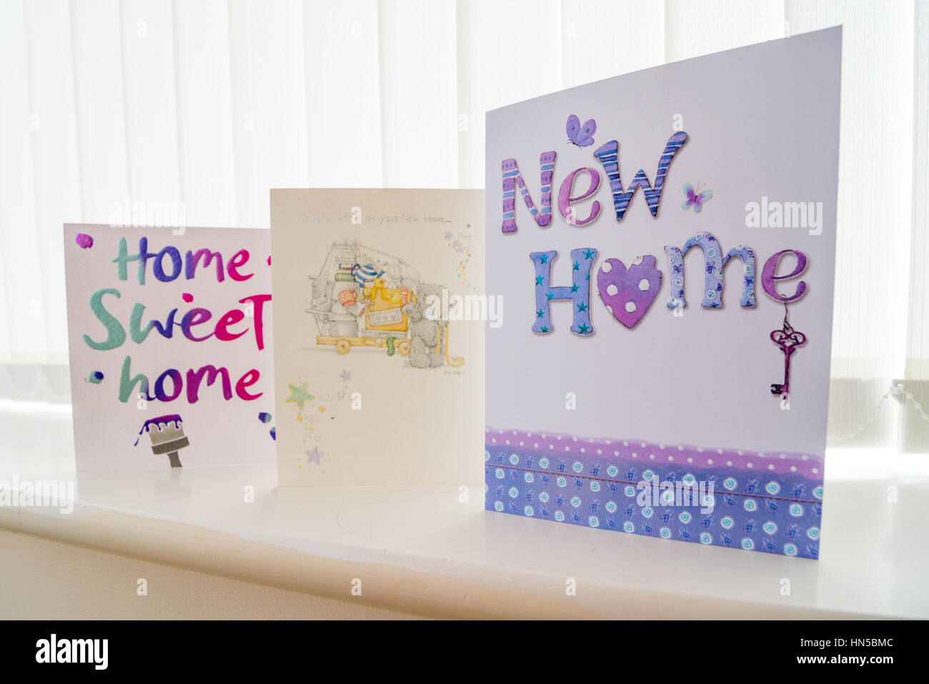 De nouvelles cartes de vœux Accueil organise sur un rebord de fenêtre. Banque D'Images