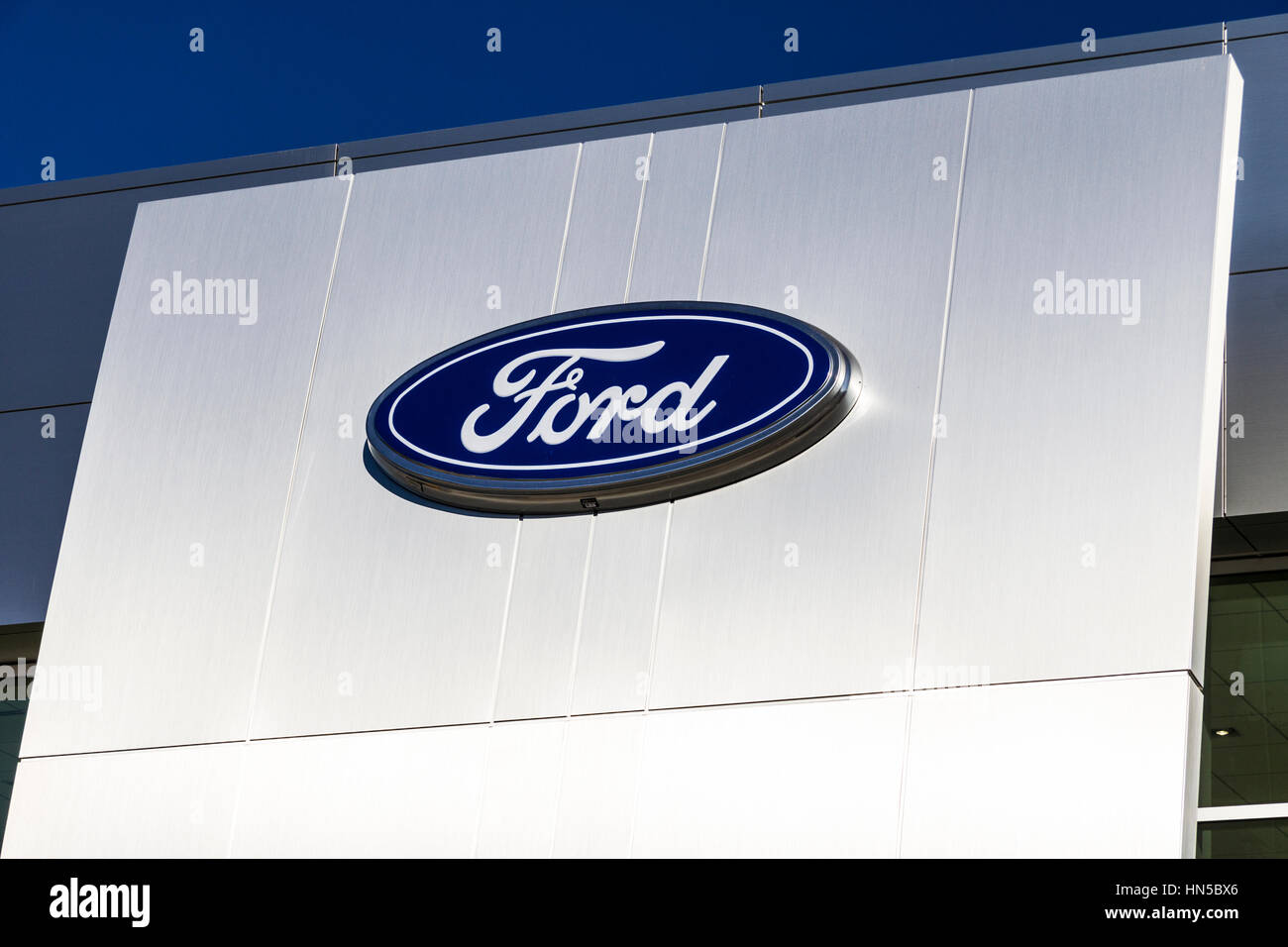 Indianapolis - Circa Février 2017 : une voiture de Ford et de camions concessionnaire. Ford vend ses produits sous la marque Lincoln et Motorcraft IV Banque D'Images
