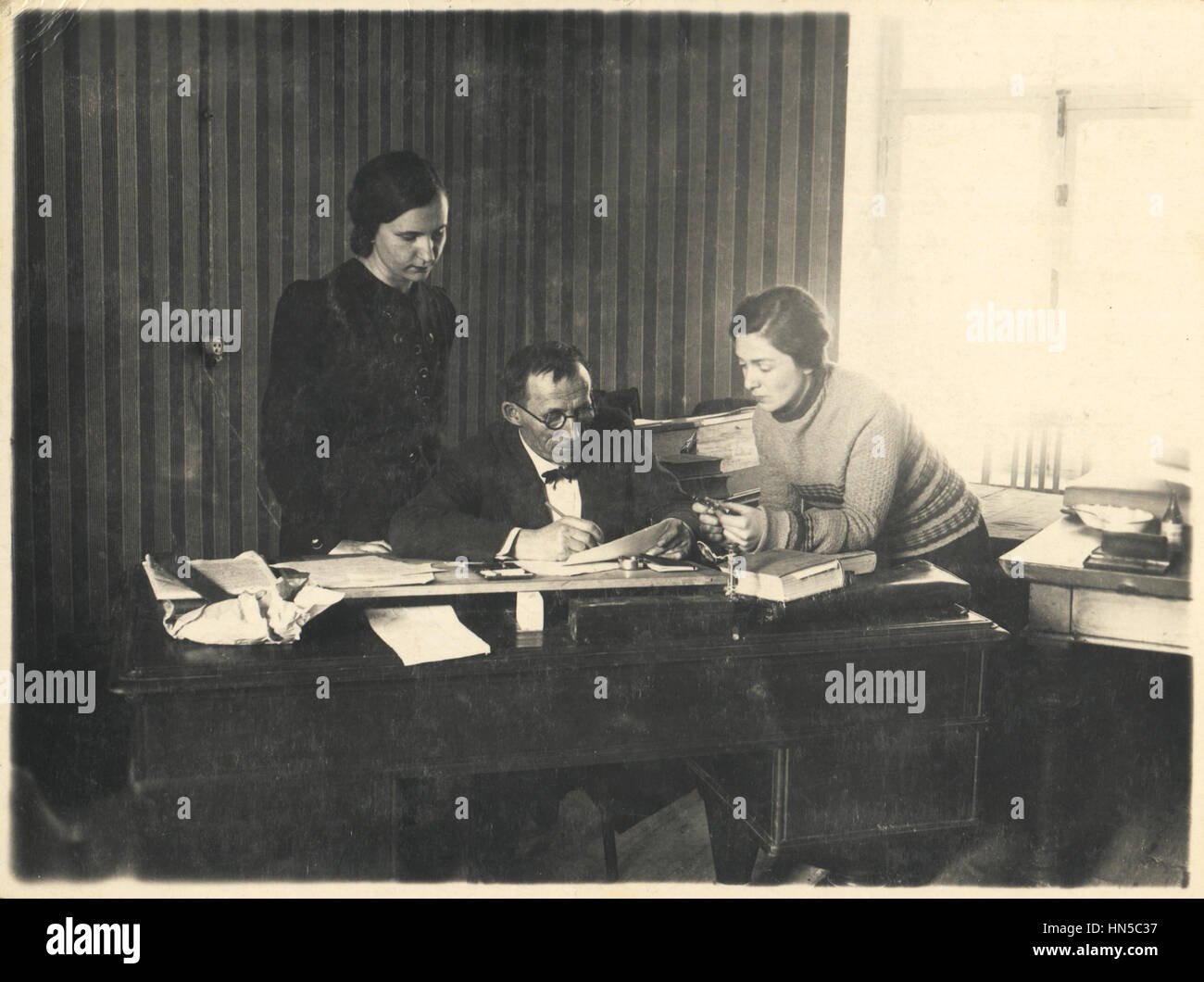 Scientifique dans l'office. Mars 1941, Leningrad, URSS Banque D'Images