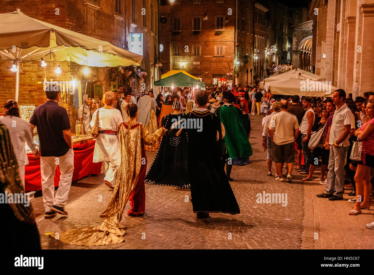 Italie Marches Urbino Festa del Duca défilé en costume médiéval Banque D'Images