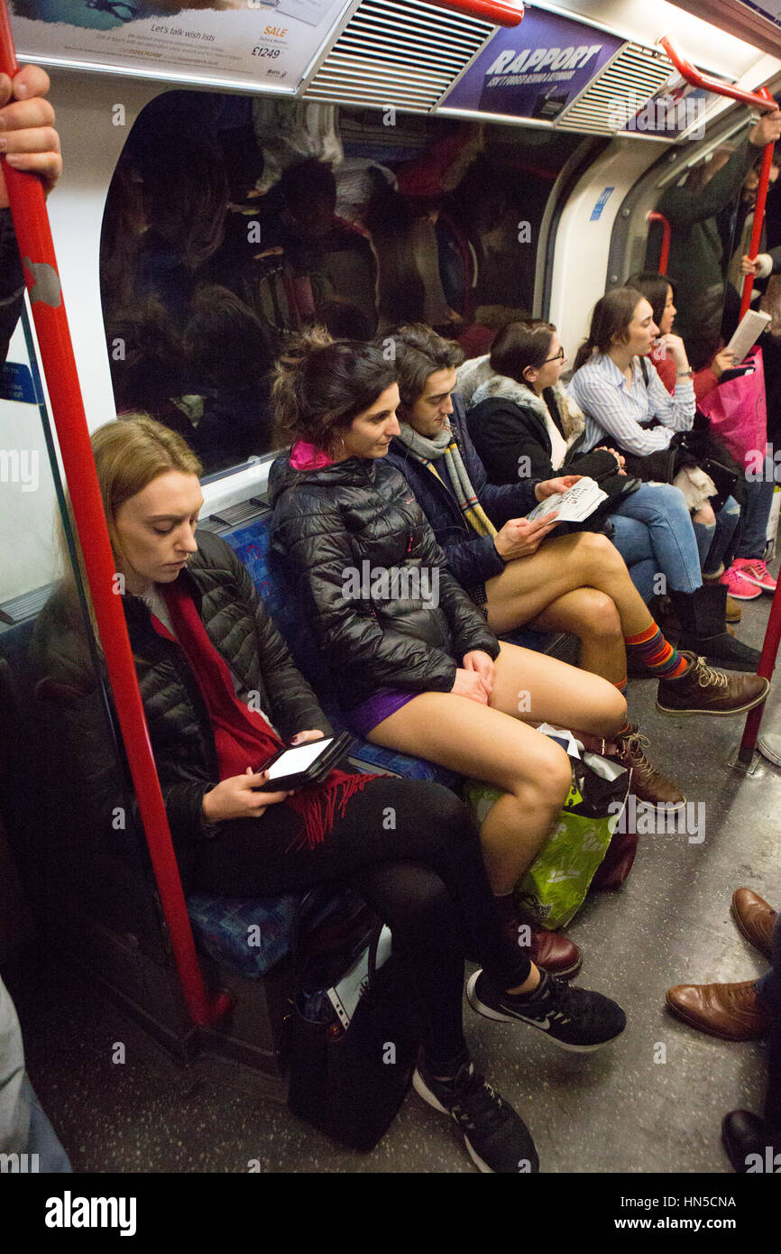 Pas de jour pantalons sur le métro de Londres, aujourd'hui un événement mondial, à l'origine inspiré par Improv Everywhere, une nouvelle comédie basée à New York qui collective performances inattendues étapes dans des lieux publics. Avec : Atmosphère, voir Où : London, Royaume-Uni Quand : 08 Jan 2017 Credit : Wheatley/WENN Banque D'Images