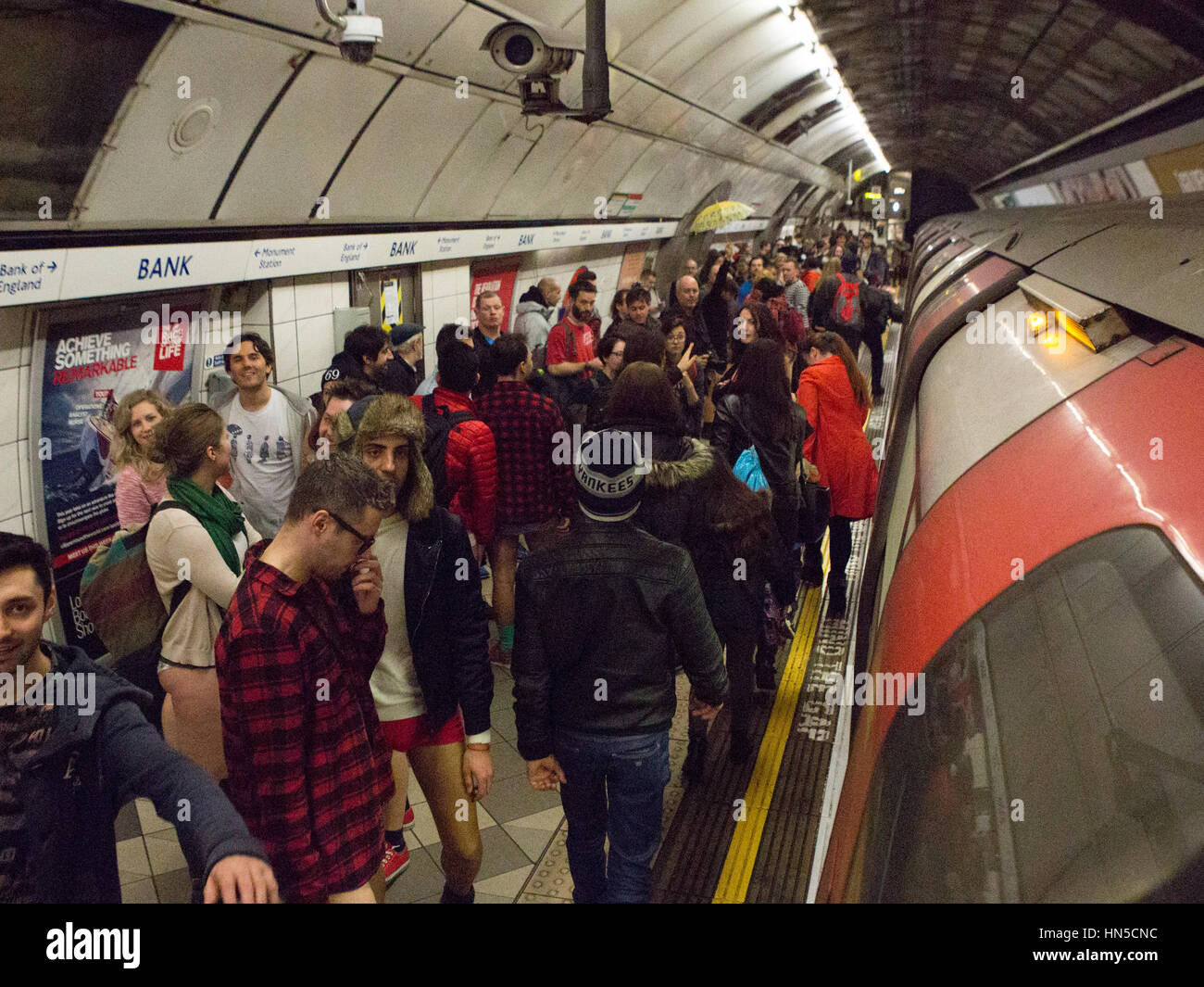 Pas de jour pantalons sur le métro de Londres, aujourd'hui un événement mondial, à l'origine inspiré par Improv Everywhere, une nouvelle comédie basée à New York qui collective performances inattendues étapes dans des lieux publics. Avec : Atmosphère, voir Où : London, Royaume-Uni Quand : 08 Jan 2017 Credit : Wheatley/WENN Banque D'Images