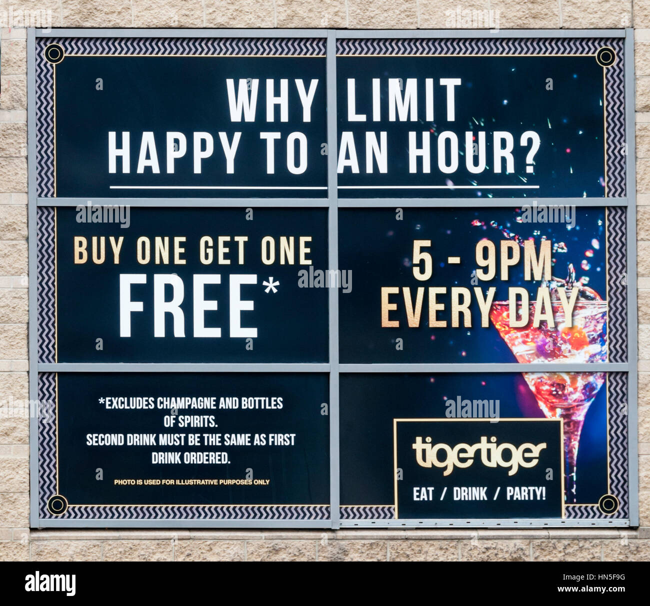 Un signe sur un bar de Newcastle se lit Pourquoi limiter l'Heureux à l'heure ? Le bar a une happy hour avec des boissons bon marché et offres. Banque D'Images