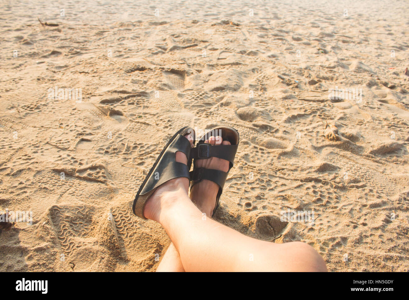 L'été et plage - concept pieds humains sur la plage Banque D'Images