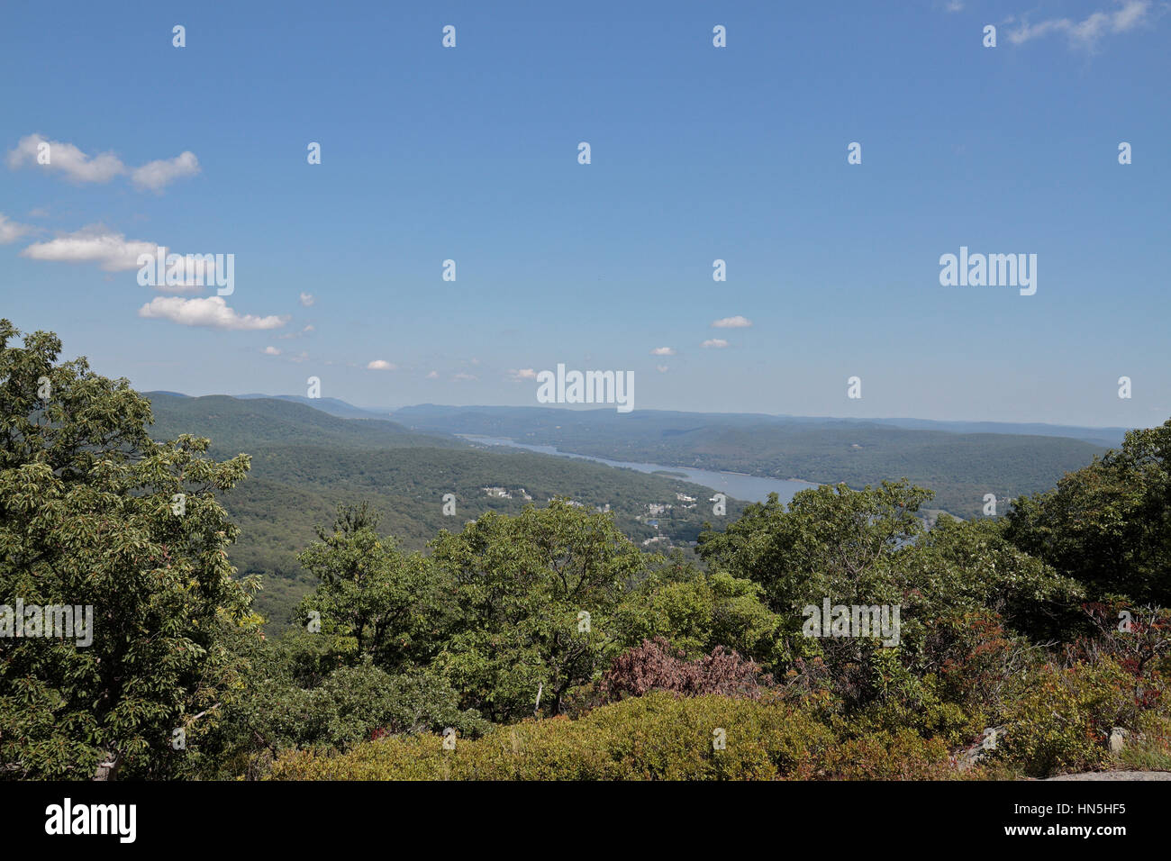 La vue incroyable à la recherche au nord vers la rivière Hudson de parc d'état de Bear Mountain, Rockland County, New York, United States. Ce point de vue est sur Banque D'Images