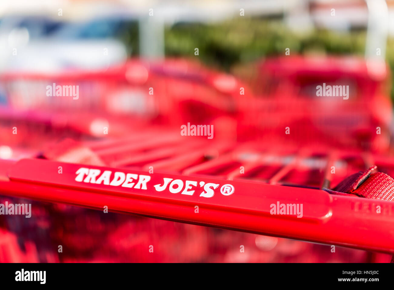 Fairfax, États-Unis - 15 décembre 2016 : Red shopping carts avec Trader Joes store se connecter sur la poignée Banque D'Images
