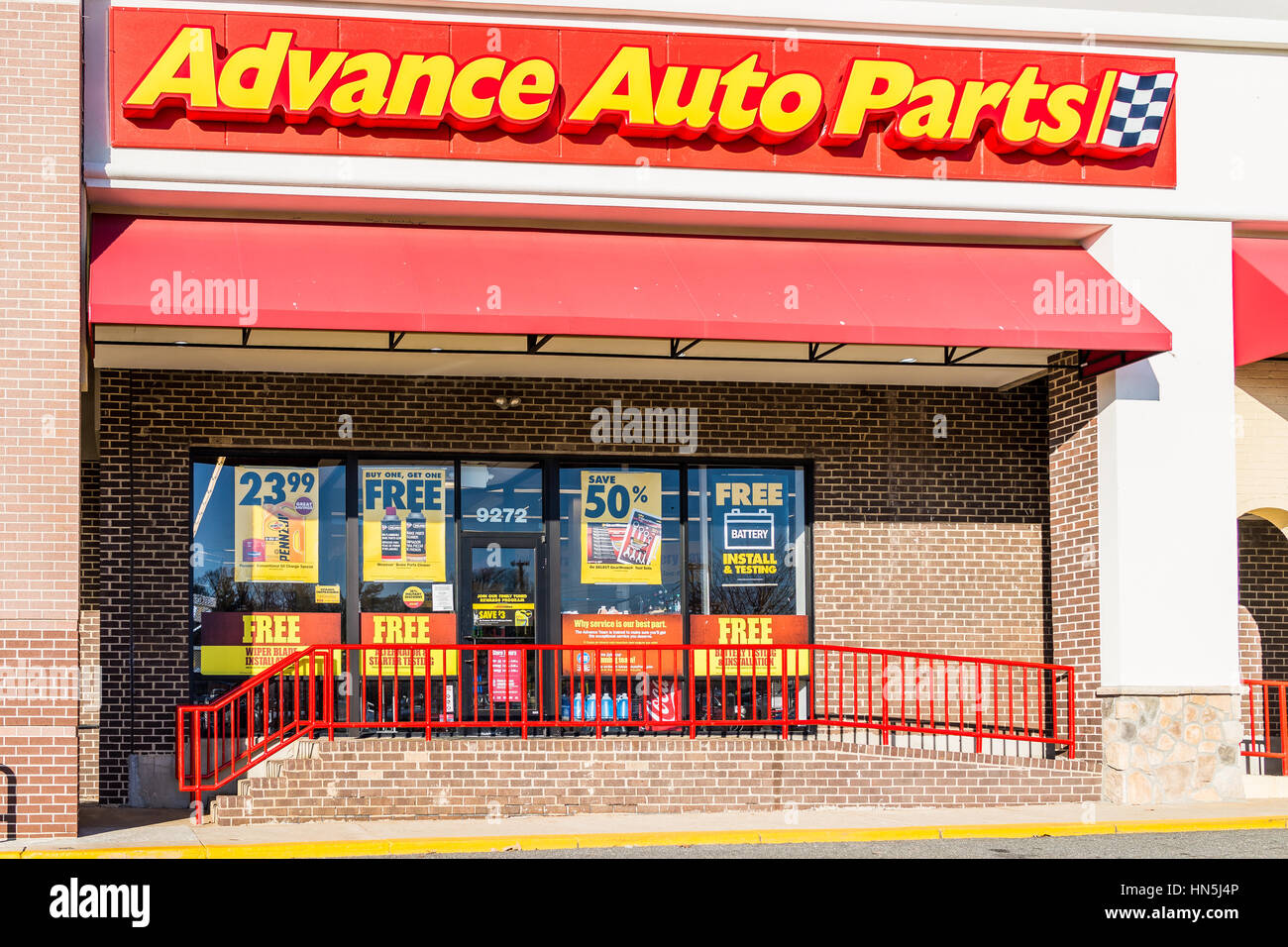 Auto Parts Stores Is Open On Thanksgiving Springfield, États-Unis - 20 décembre 2016 : l'avance auto parts store  façade avec les clients Photo Stock - Alamy