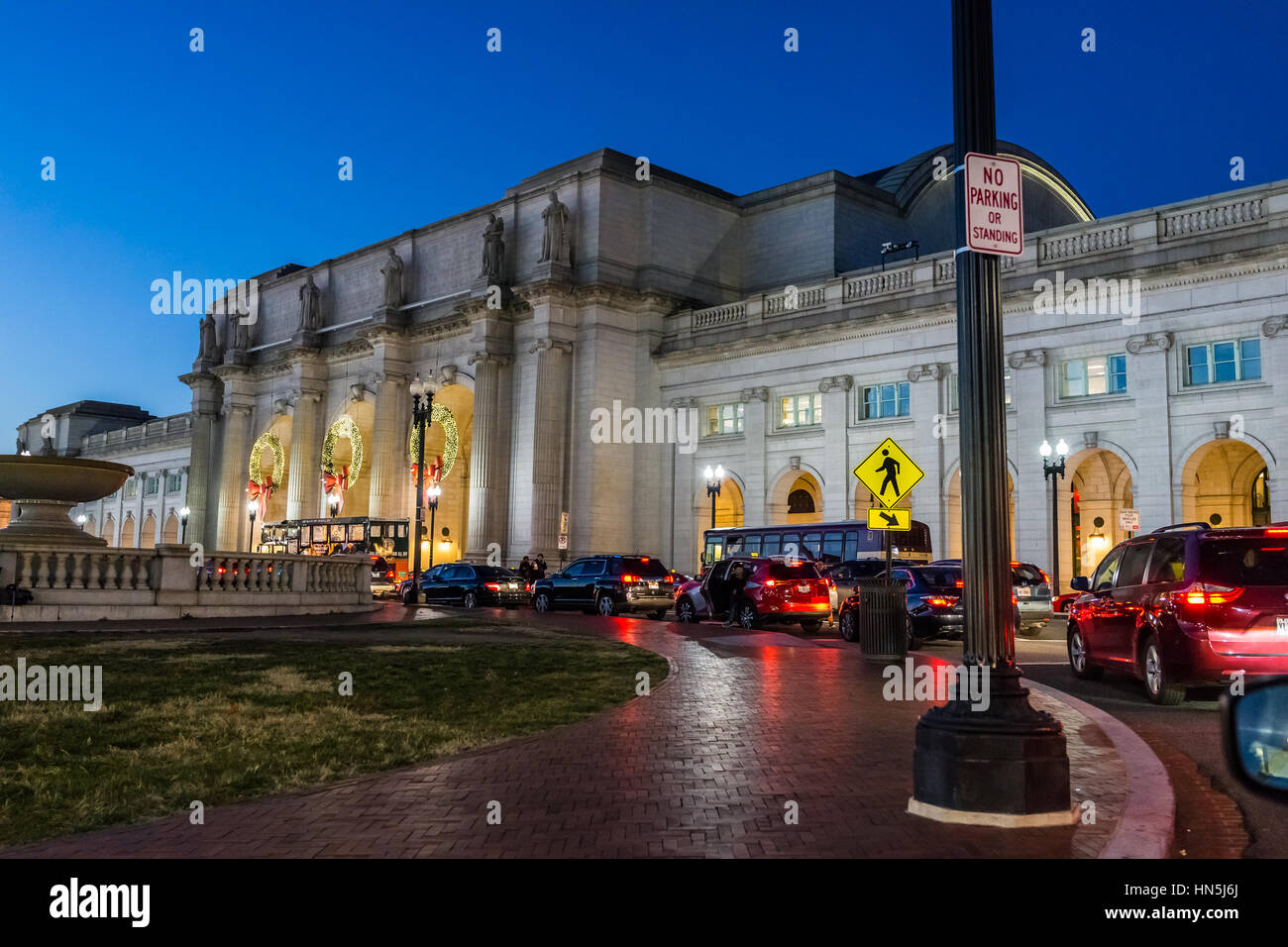 Washington DC, USA - 28 décembre 2016 : Union Station avec la nuit avec beaucoup de voitures et de trafic Banque D'Images