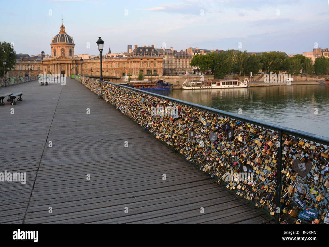 Les centaines de milliers d'amour inscrits sur le cadenas Pont Pont des Arts, Paris, France. Banque D'Images