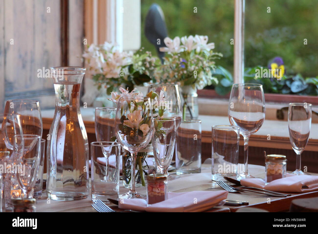 Vaisselle en verre pour table de mariage Banque D'Images