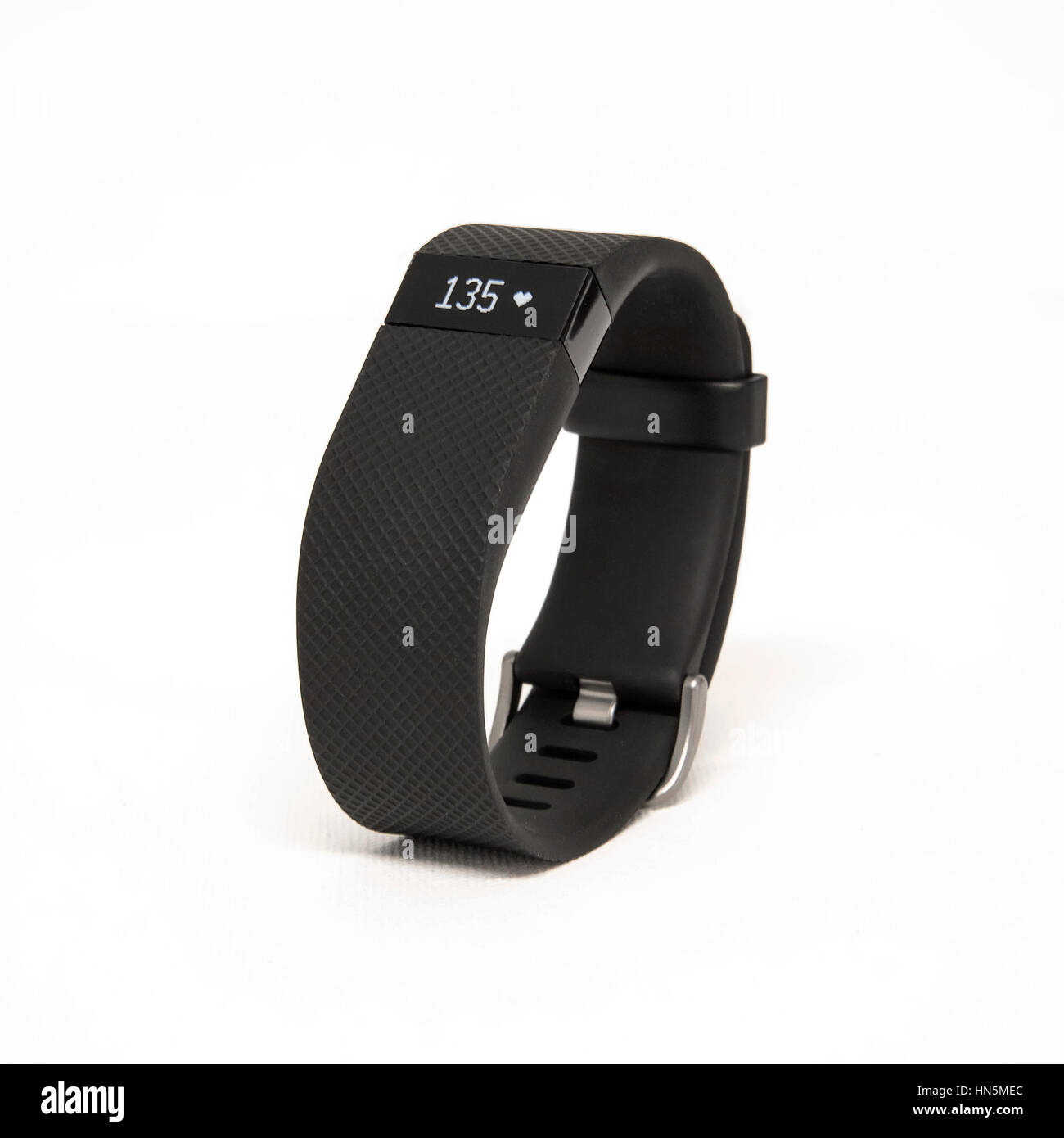 HELSINGBORG, Suède - 25 mars 2016 : une image éditoriale du Fitbit RH charge isolé sur un fond blanc. Banque D'Images