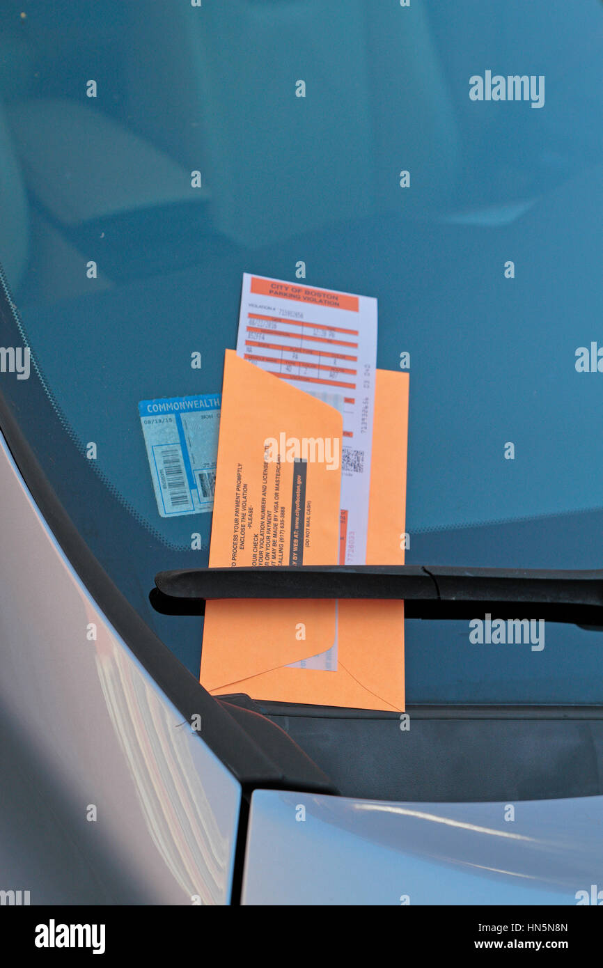 Ticket de parking sur un pare-brise de voiture dans la région de Beacon Hill de Boston, Massachusetts, United States. Banque D'Images