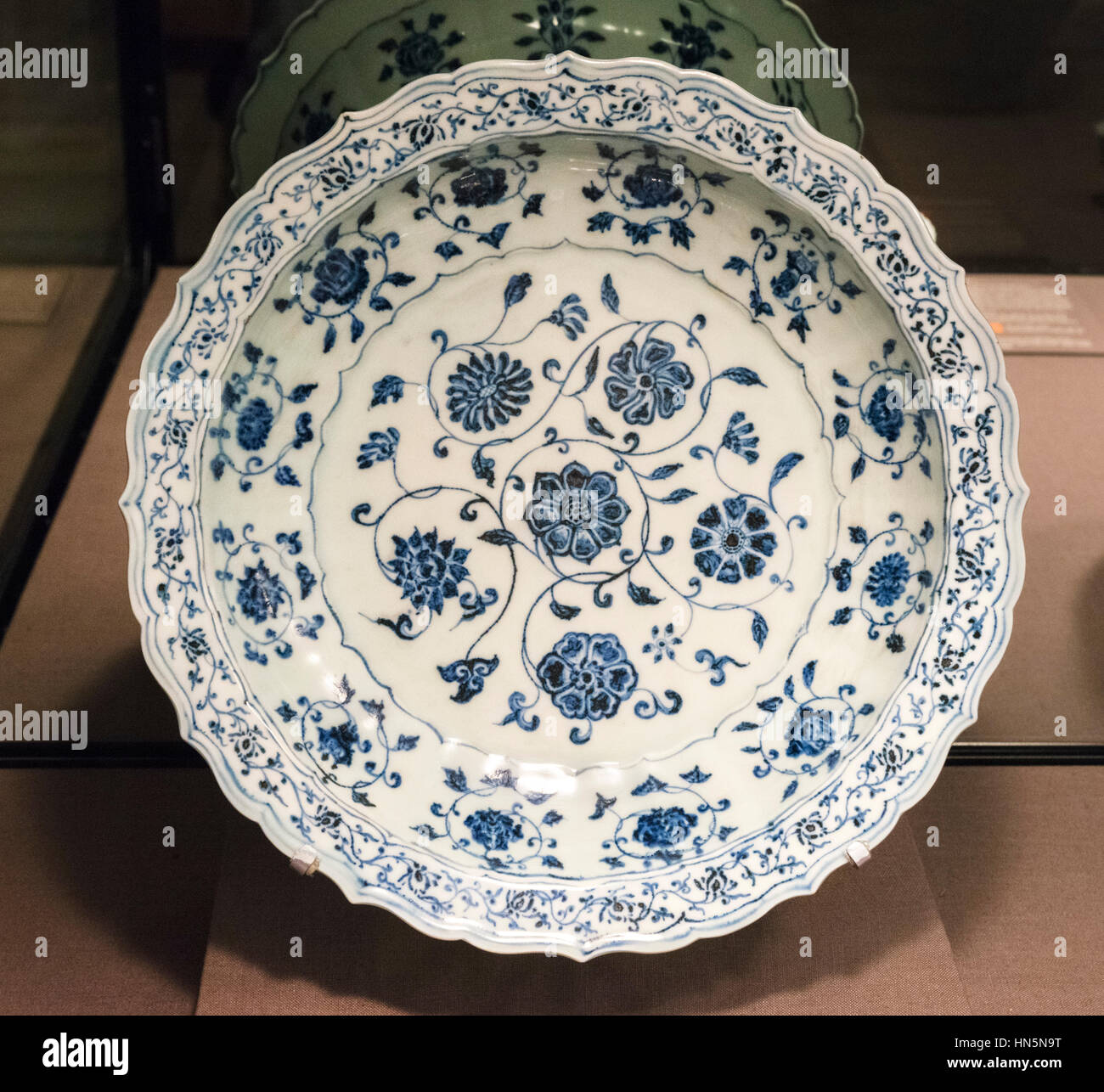 Plat en porcelaine de la dynastie Ming, début du 15ème siècle. Banque D'Images