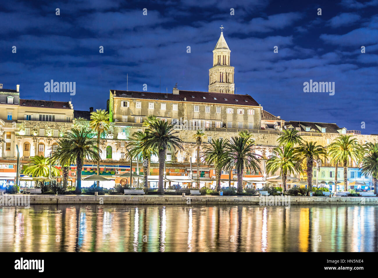 Promenade de nuit dans la ville de Split, Croatie Europe. Banque D'Images
