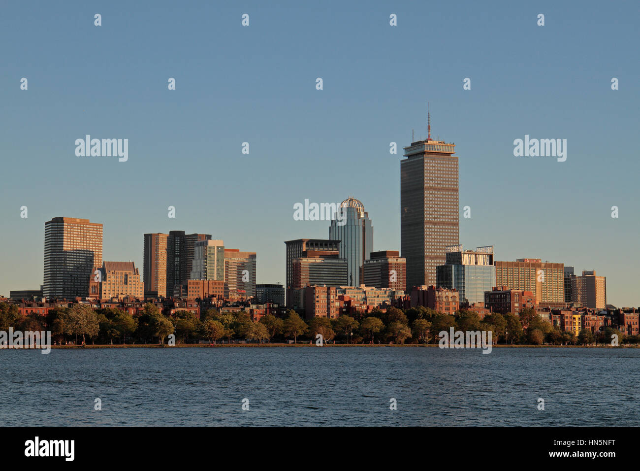 À la recherche sur la Charles River, vers l'horizon de Boston, Boston, Massachusetts, United States. Banque D'Images