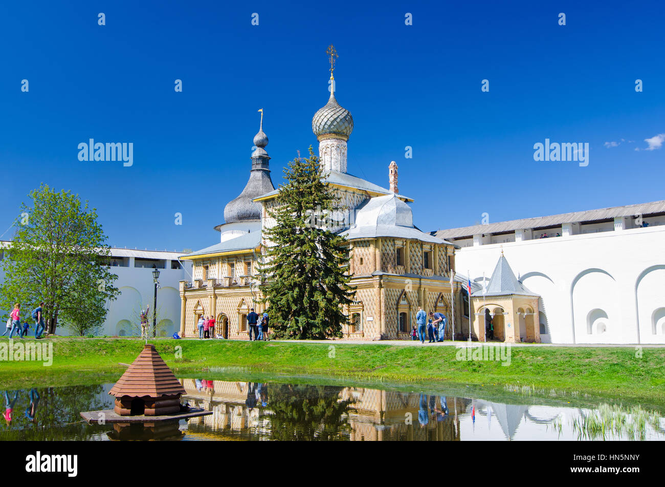 ROSTOV, RUSSIE - Mai 3, 2016 : Hodiguitria Church - une des églises dans le kremlin de Rostov, Yaroslavl Oblast, Russie. Anneau d'or. Banque D'Images