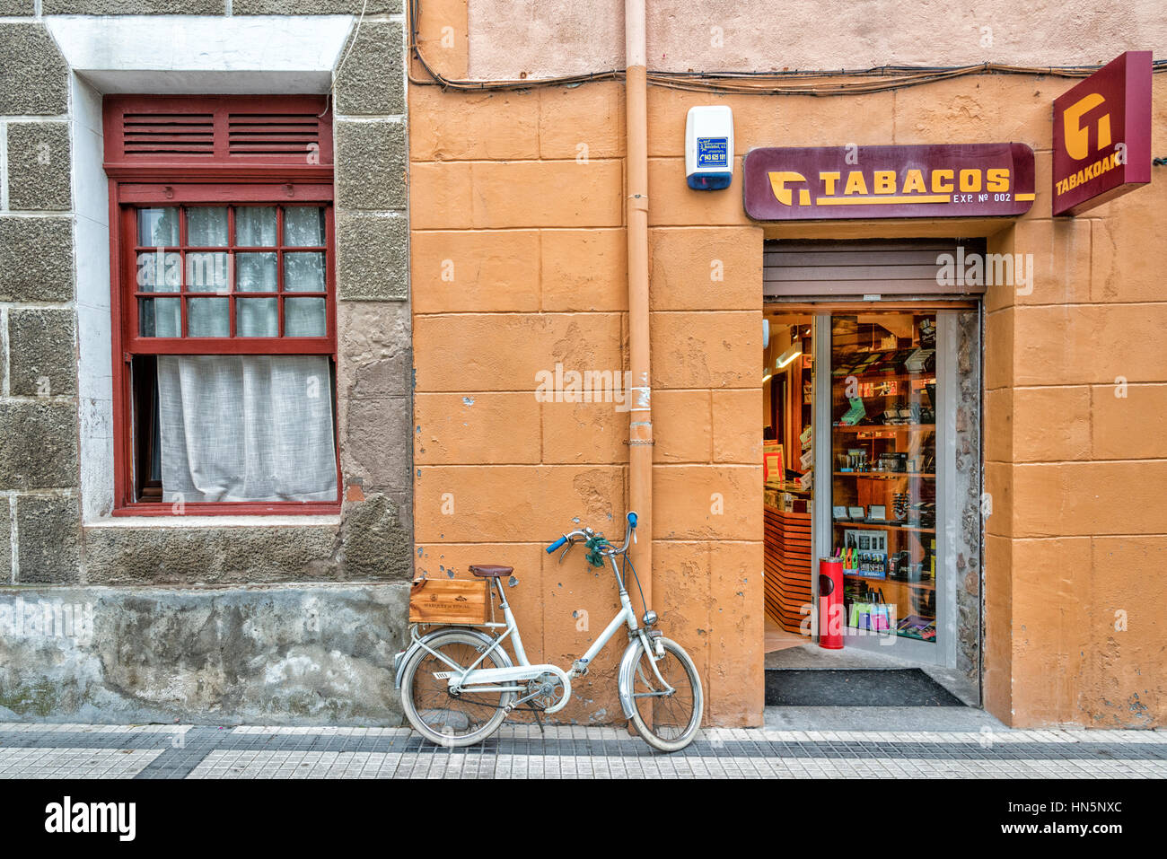 Un vélo stationné à l'extérieur d'un magasin de tabac dans les Picos de Europa en Espagne Banque D'Images