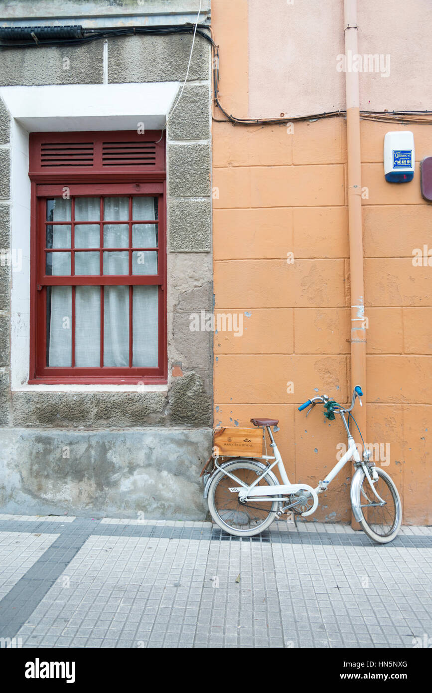 Un vélo stationné à l'extérieur d'un magasin de tabac dans les Picos de Europa en Espagne Banque D'Images