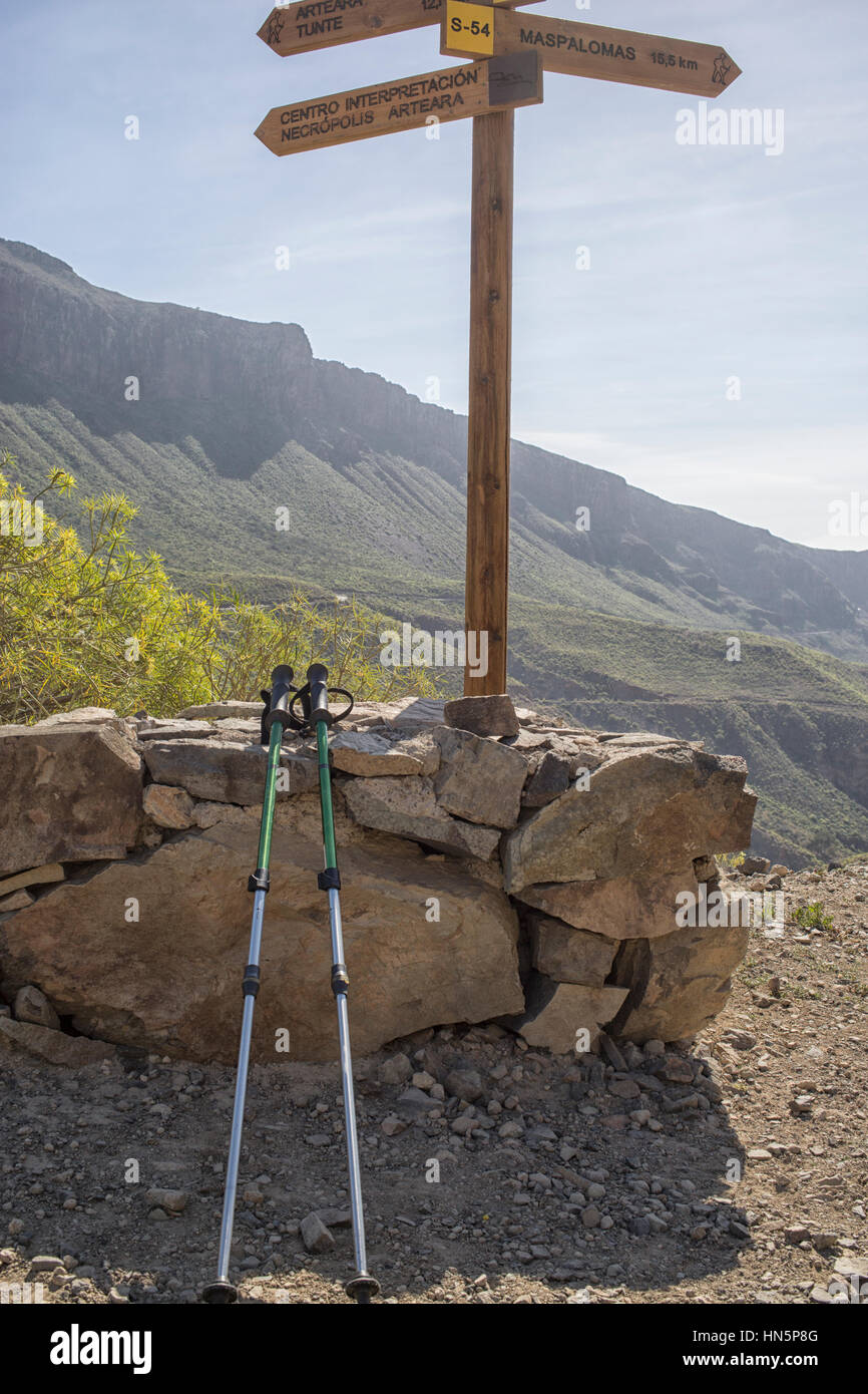 Bâtons reposant sur le roc près de sentier pour signer sur Gran Canaria Banque D'Images