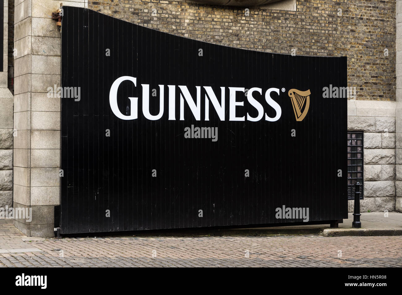 DUBLIN, IRLANDE - 15 avril 2015 : La porte de l'Entrepôt Guinness Brewery Visitor attraction dans le St James Gate de Dublin Banque D'Images