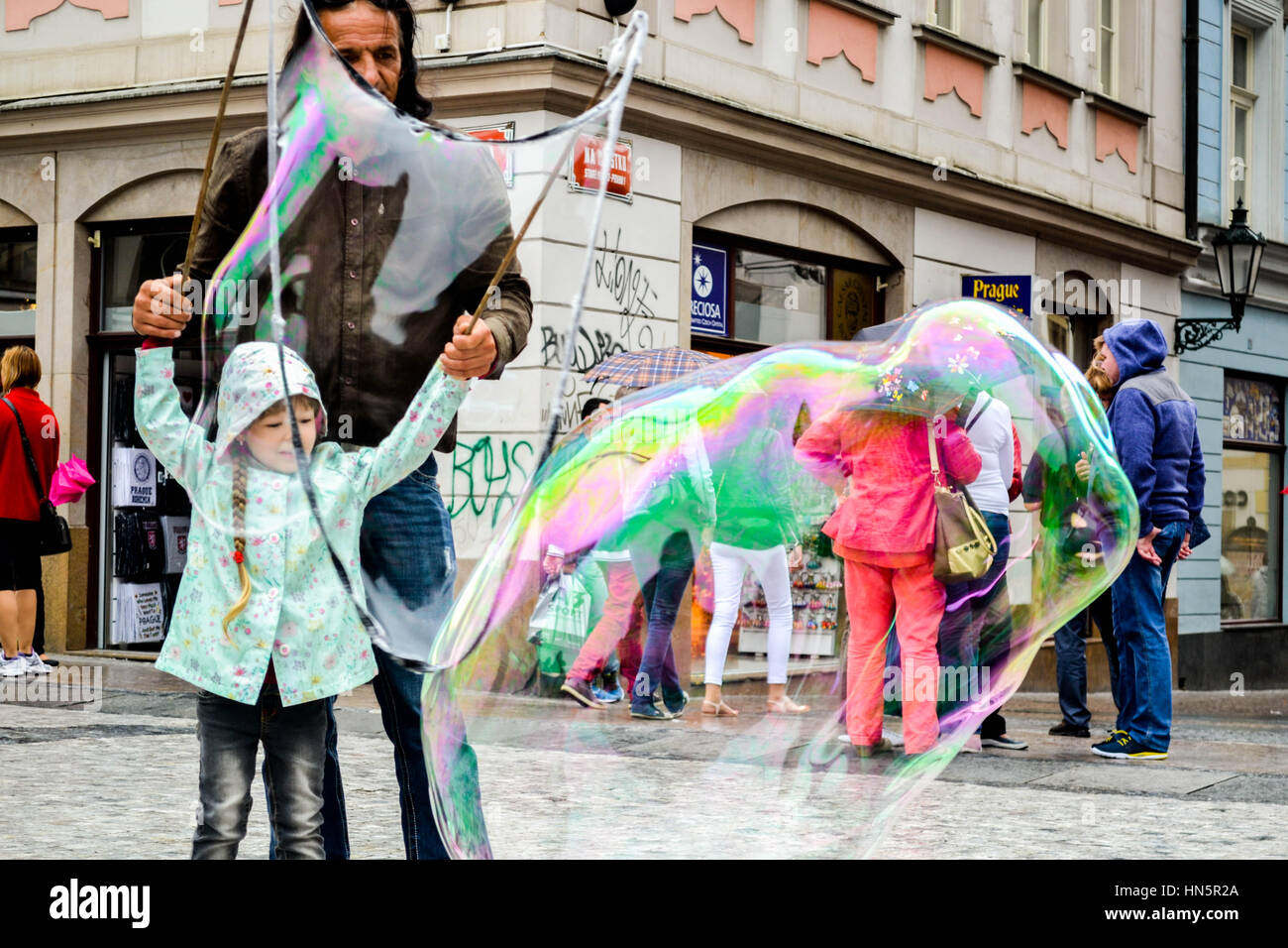 Blowing Bubble street performer avec un enfant Banque D'Images