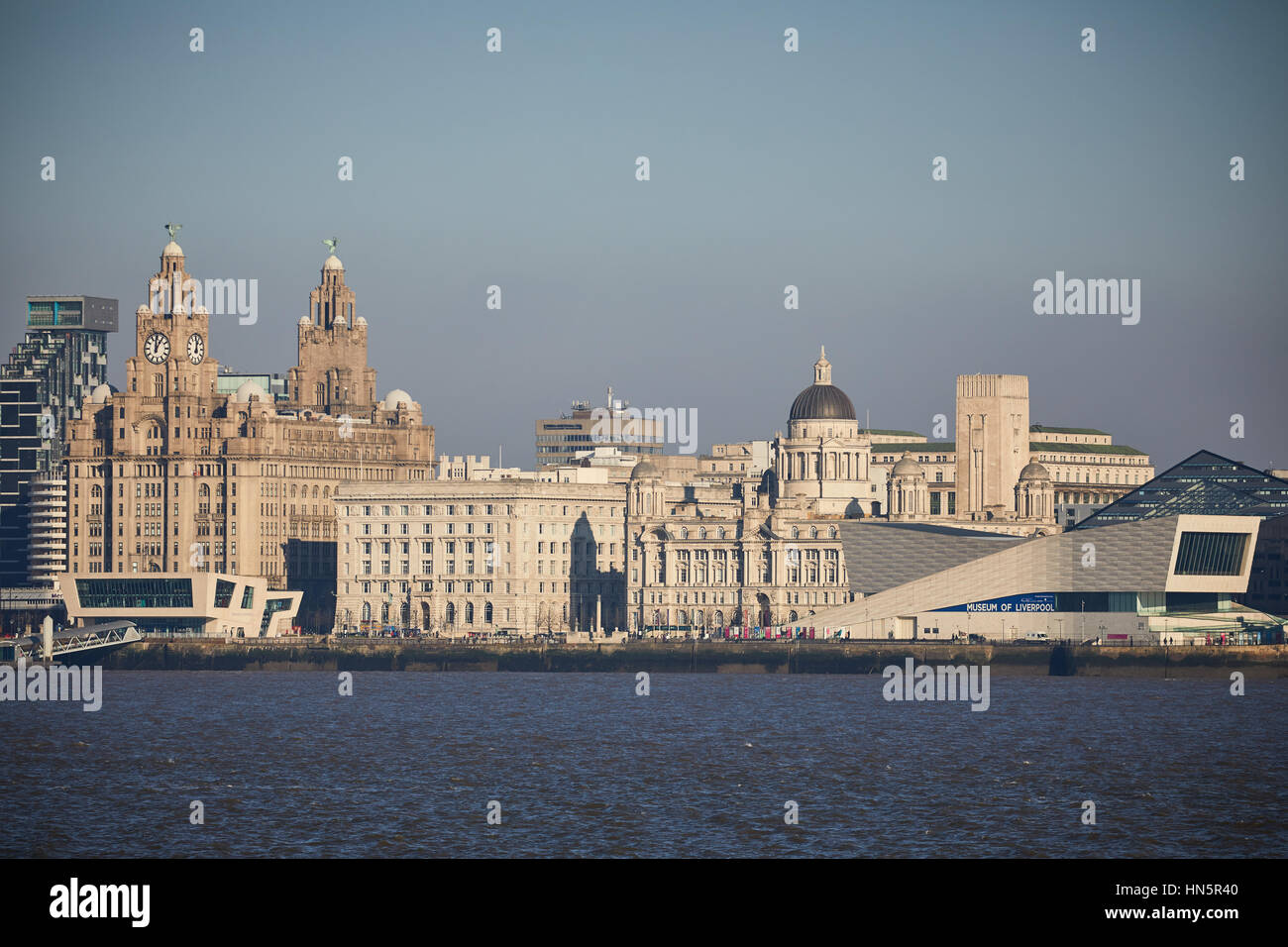 De Birkenhead côté de la rivière Mersey donne sur le centre-ville de Liverpool sur un ciel bleu journée à monument waterfront Skyline dans le Merseyside, Englan Banque D'Images