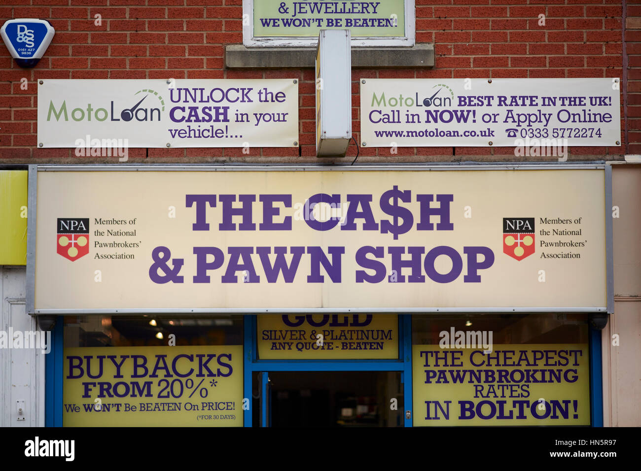 De l'extérieur store affiche à l'extérieur de la Caisse et magasin de jouet à gage signe à Bolton Centre Ville, Lancashire, England, UK Banque D'Images