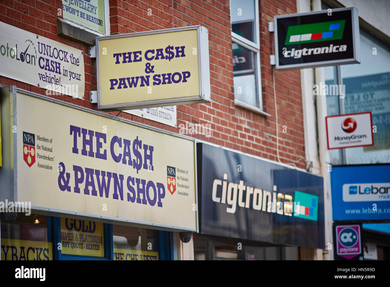 De l'extérieur store affiche à l'extérieur de la Caisse et magasin de jouet à gage signe à Bolton Centre Ville, Lancashire, England, UK Banque D'Images
