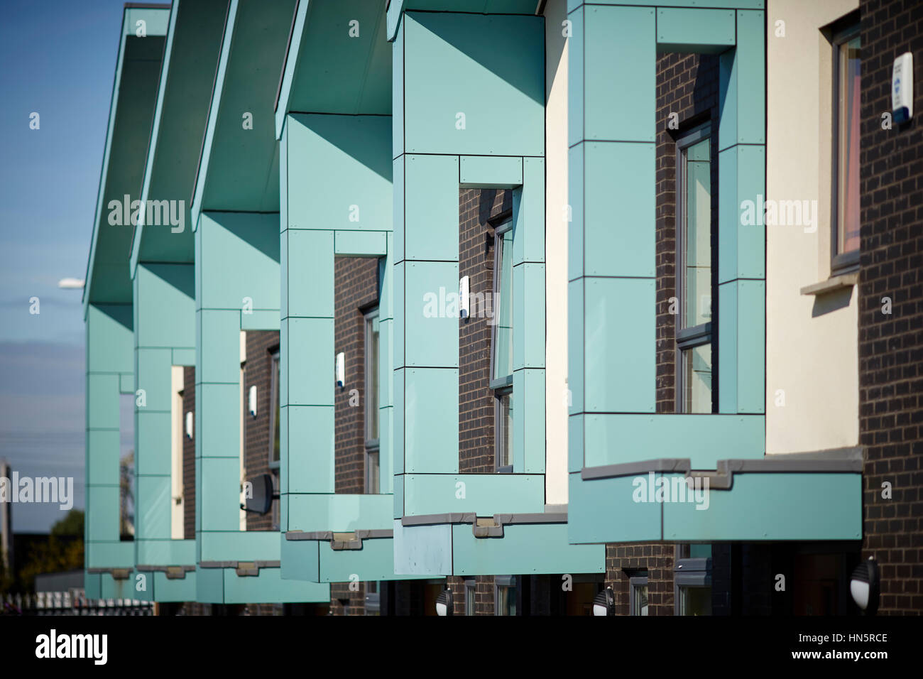 Le parc de logements de nouvelle construction de style moderne de développement des maisons mitoyennes dans le domaine de la régénération d'une journée ensoleillée à Gorton, Manchester, Angleterre, Royaume-Uni. Banque D'Images