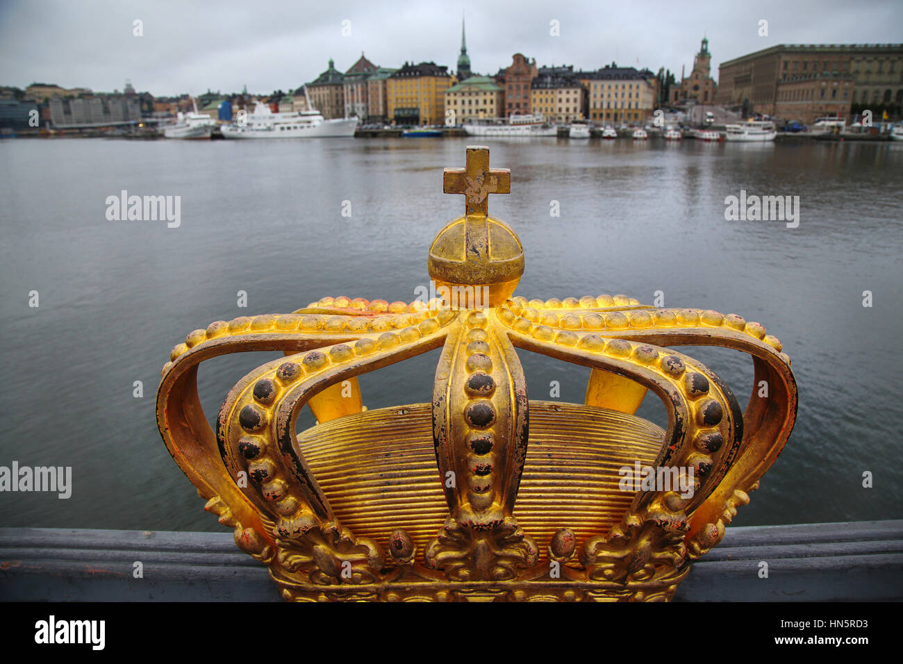 (Skeppsholm Skeppsholmsbron Bridge) avec couronne d'or sur un pont à Stockholm, Suède Banque D'Images