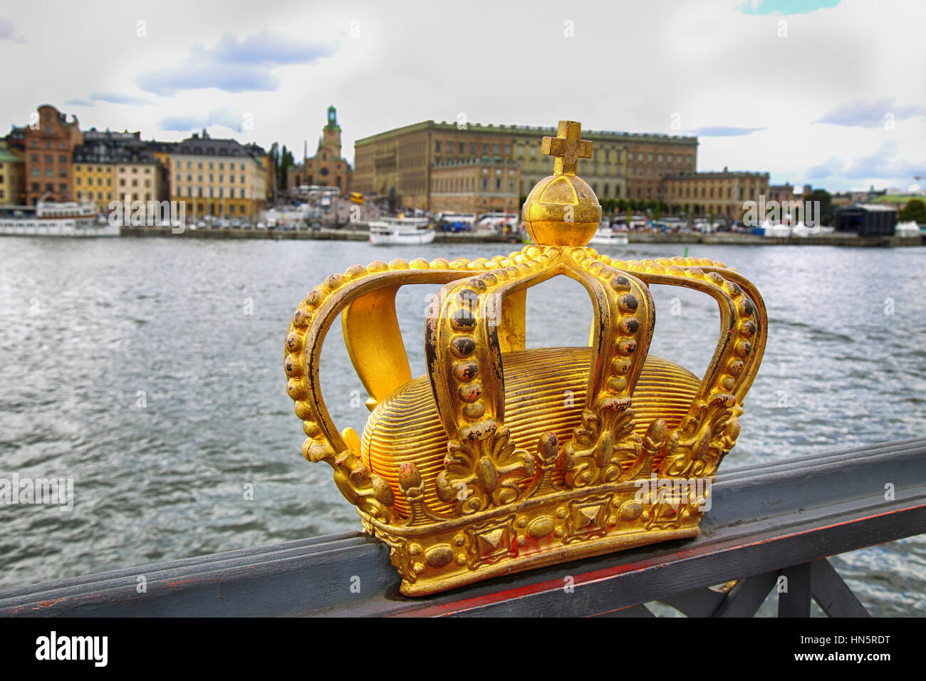 (Skeppsholm Skeppsholmsbron Bridge) avec couronne d'or sur un pont à Stockholm, Suède Banque D'Images