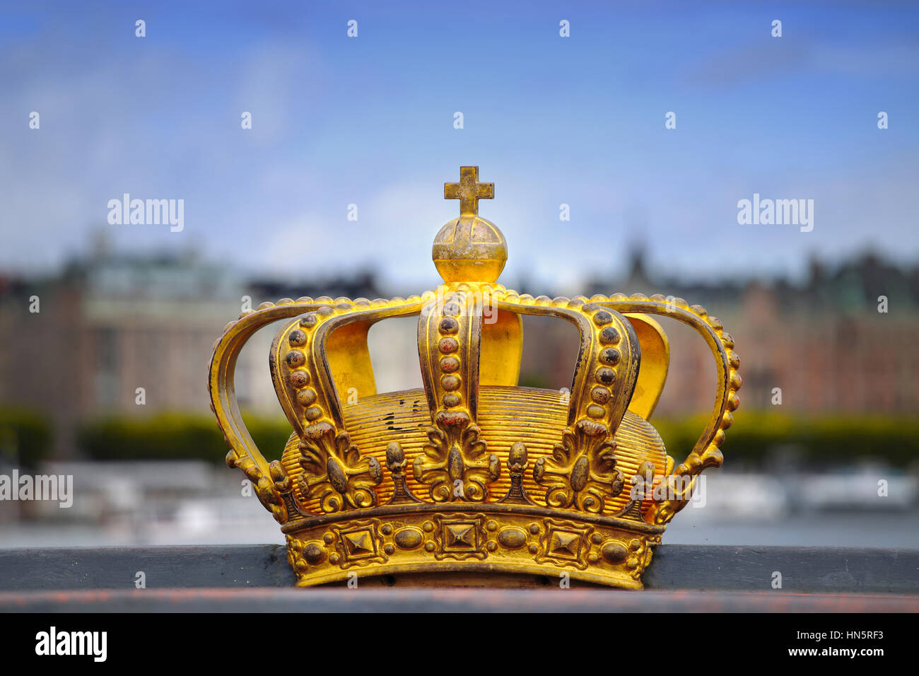 (Skeppsholm Skeppsholmsbron Bridge) avec couronne d'or sur un pont à Stockholm, Suède Banque D'Images